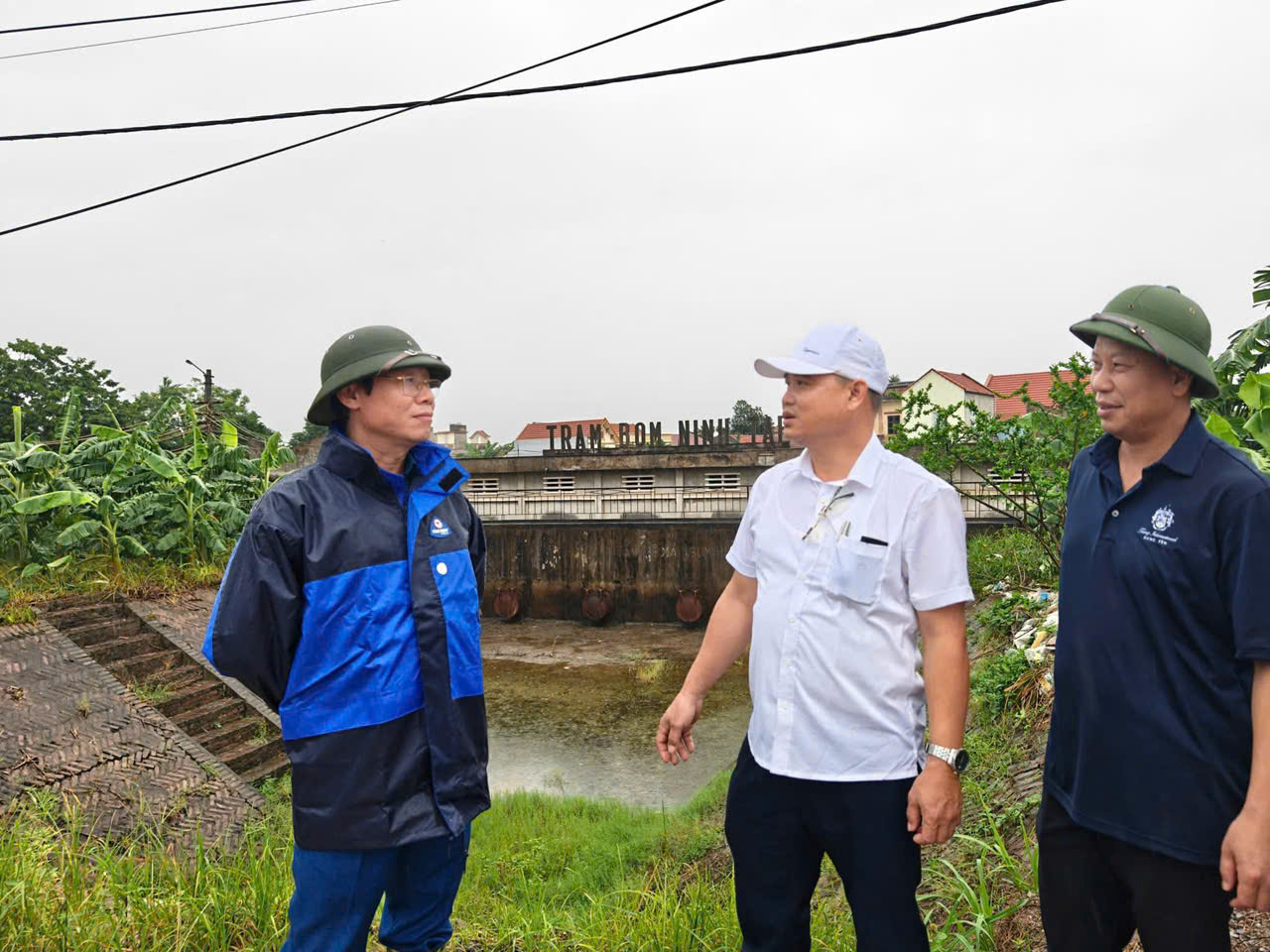 Đồng chí Đào Đức Minh, Phó Bí thư Đảng ủy, Chủ tịch UBND xã kiểm tra công tác phòng, chống bão số 3