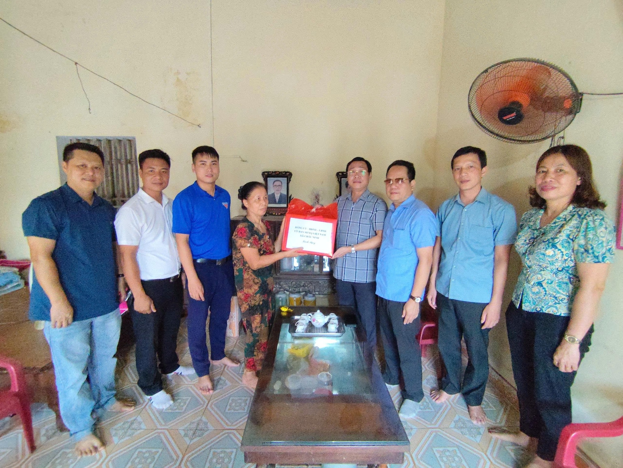 Xã Châu Ninh tổ chức thăm, tặng quà gia đình chính sách nhân dịp 27/7