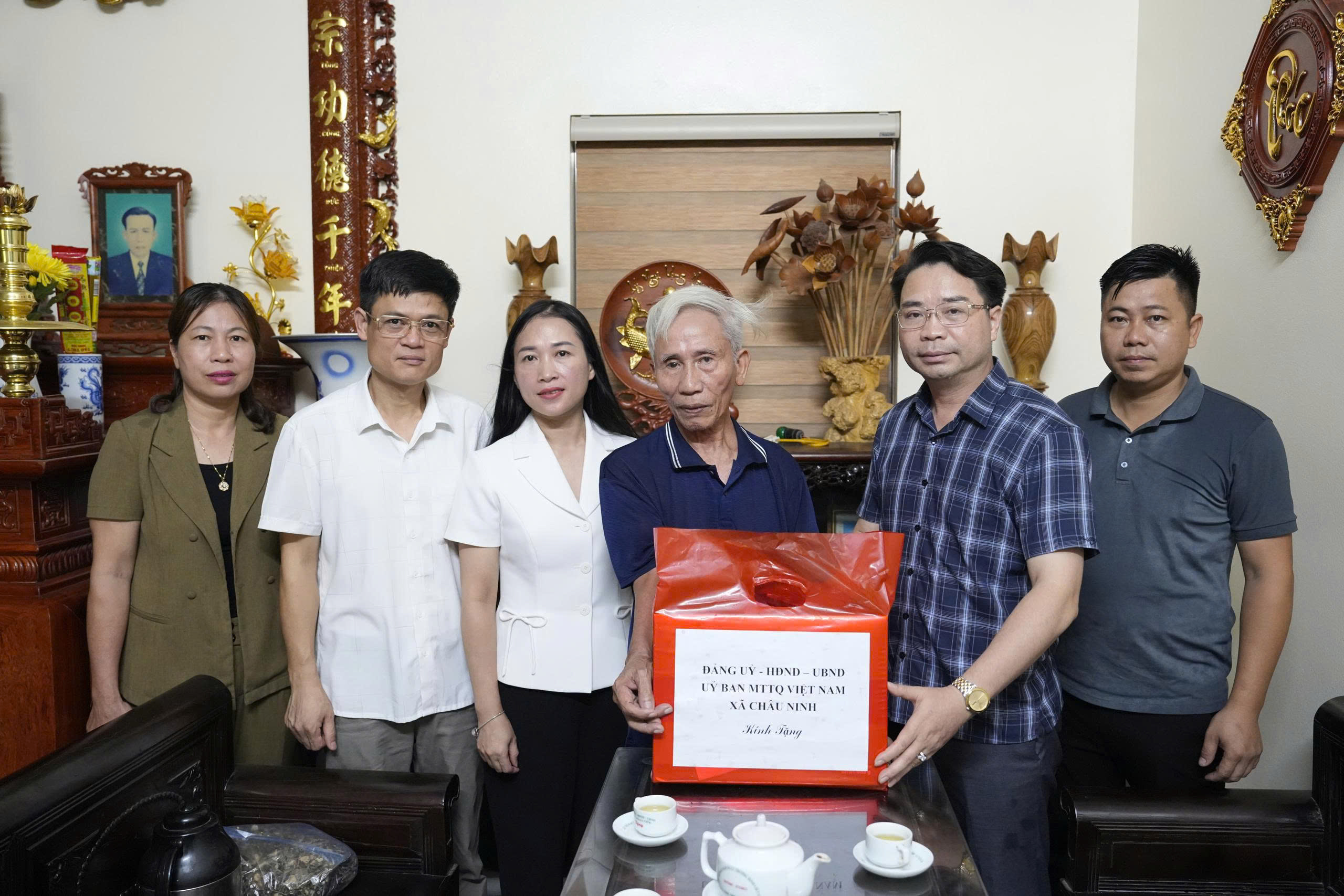 Các đồng chí lãnh đạo xã thăm, tặng quà các gia đình chính sách nhân kỷ niệm 78 năm Ngày Thương binh - Liệt sĩ