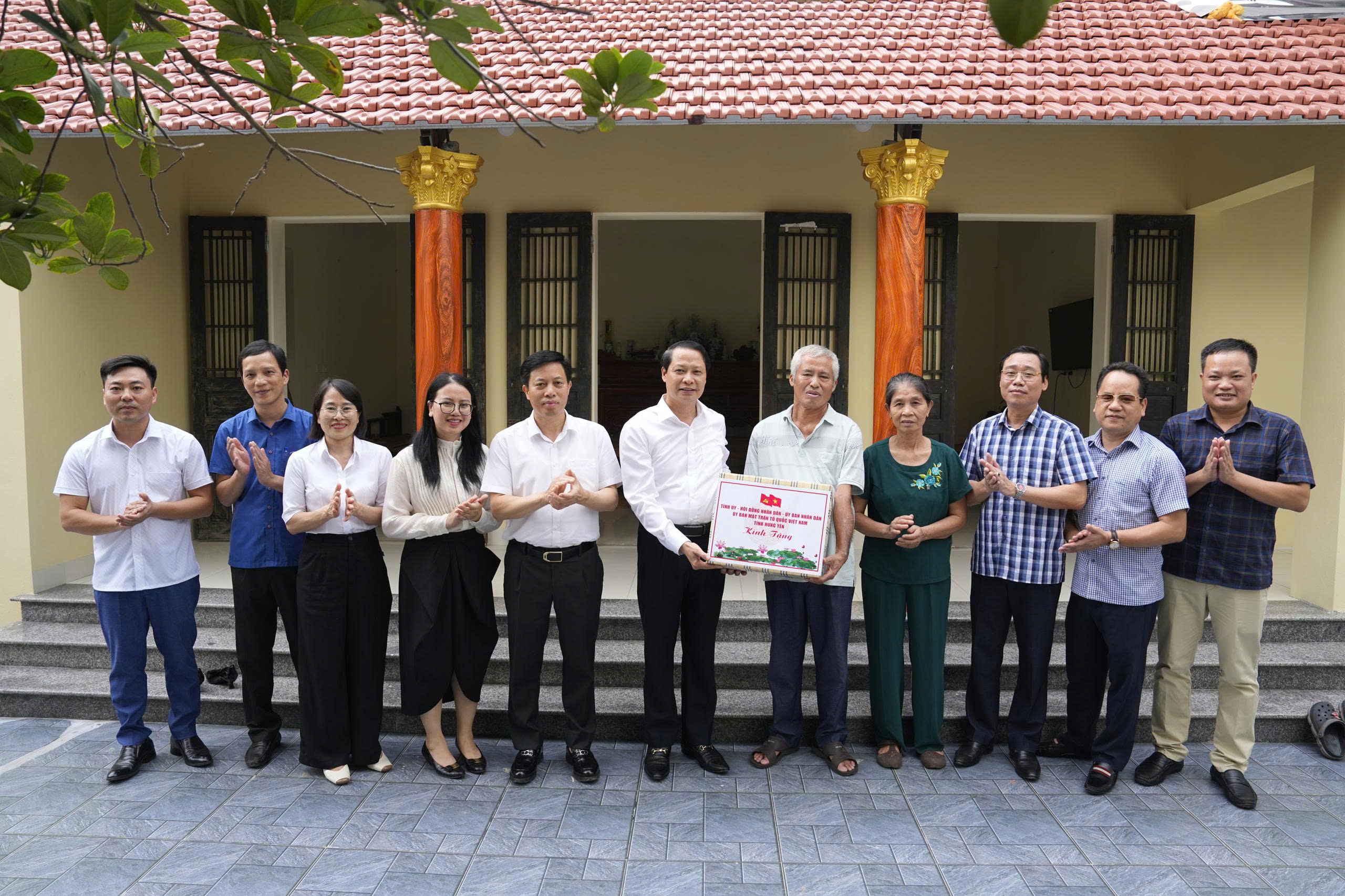 Các đồng chí lãnh đạo tỉnh thăm, tặng quà gia đình người có công với cách mạng tại xã Châu Ninh nhân kỷ niệm 78 năm Ngày Thương binh - Liệt sĩ