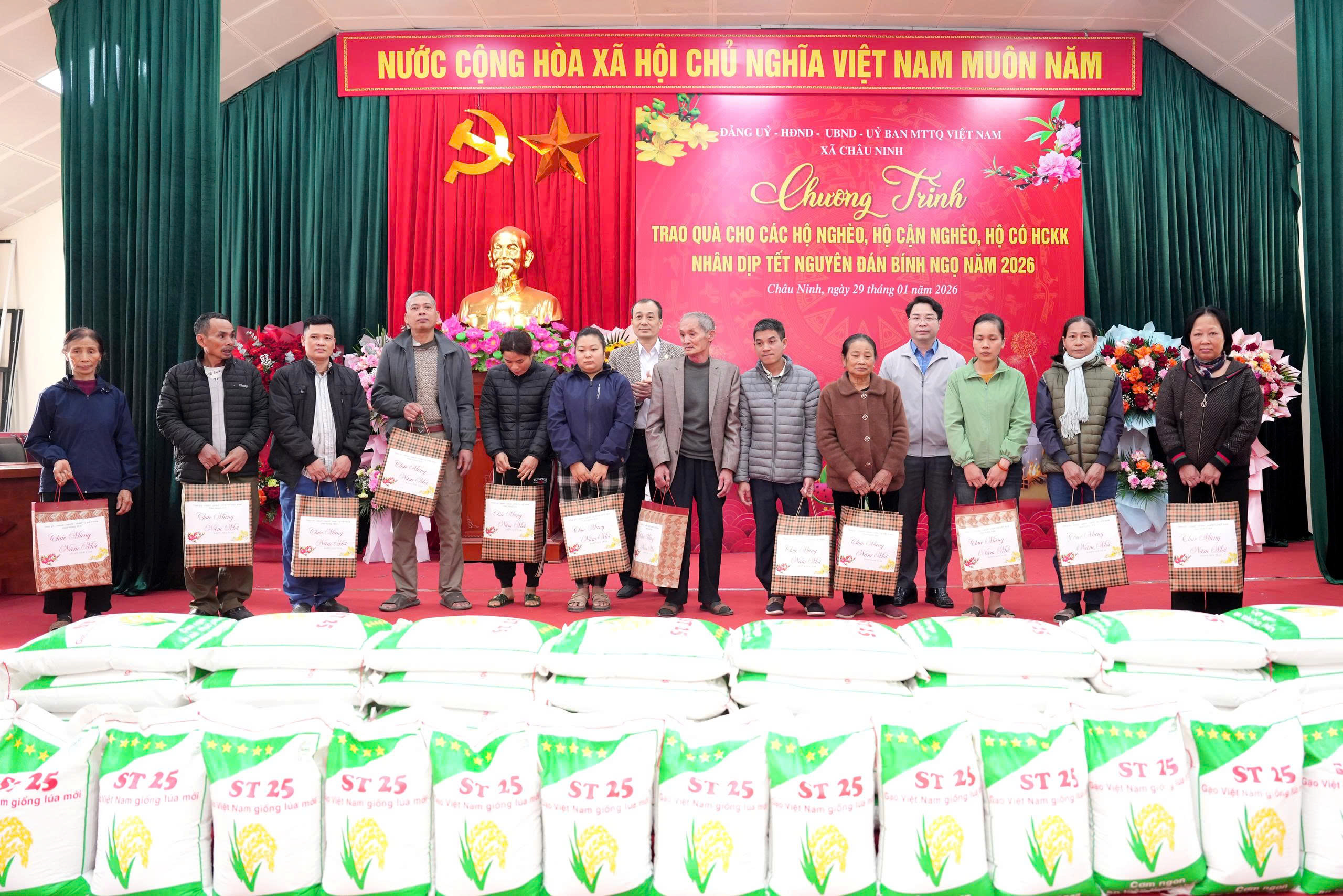 Xã Châu Ninh tổ chức trao 257 suất quà Tết cho hộ nghèo, hộ cận nghèo, hộ có hoàn cảnh khó khăn