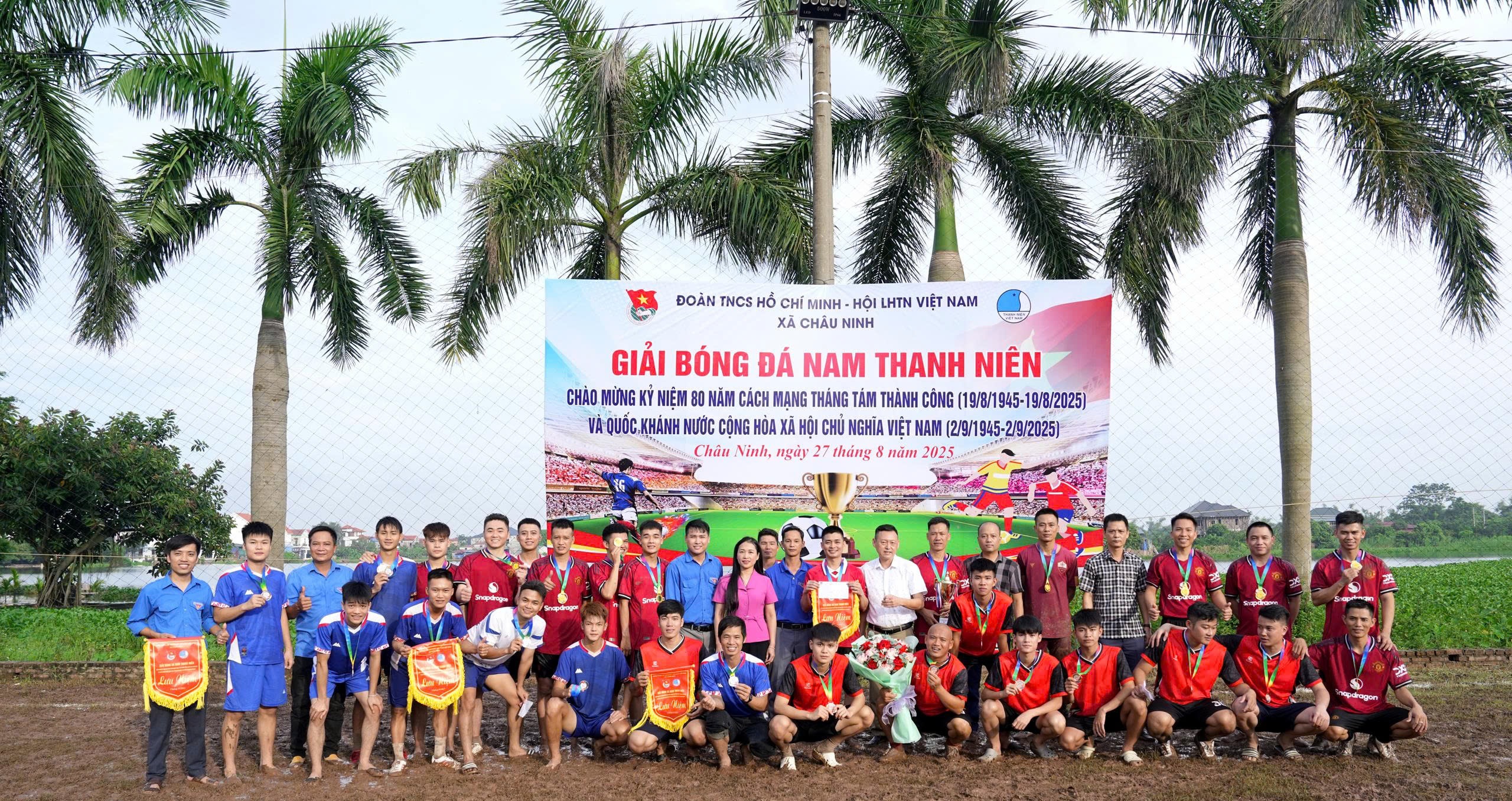 Sôi nổi Giải bóng đá nam xã Châu Ninh