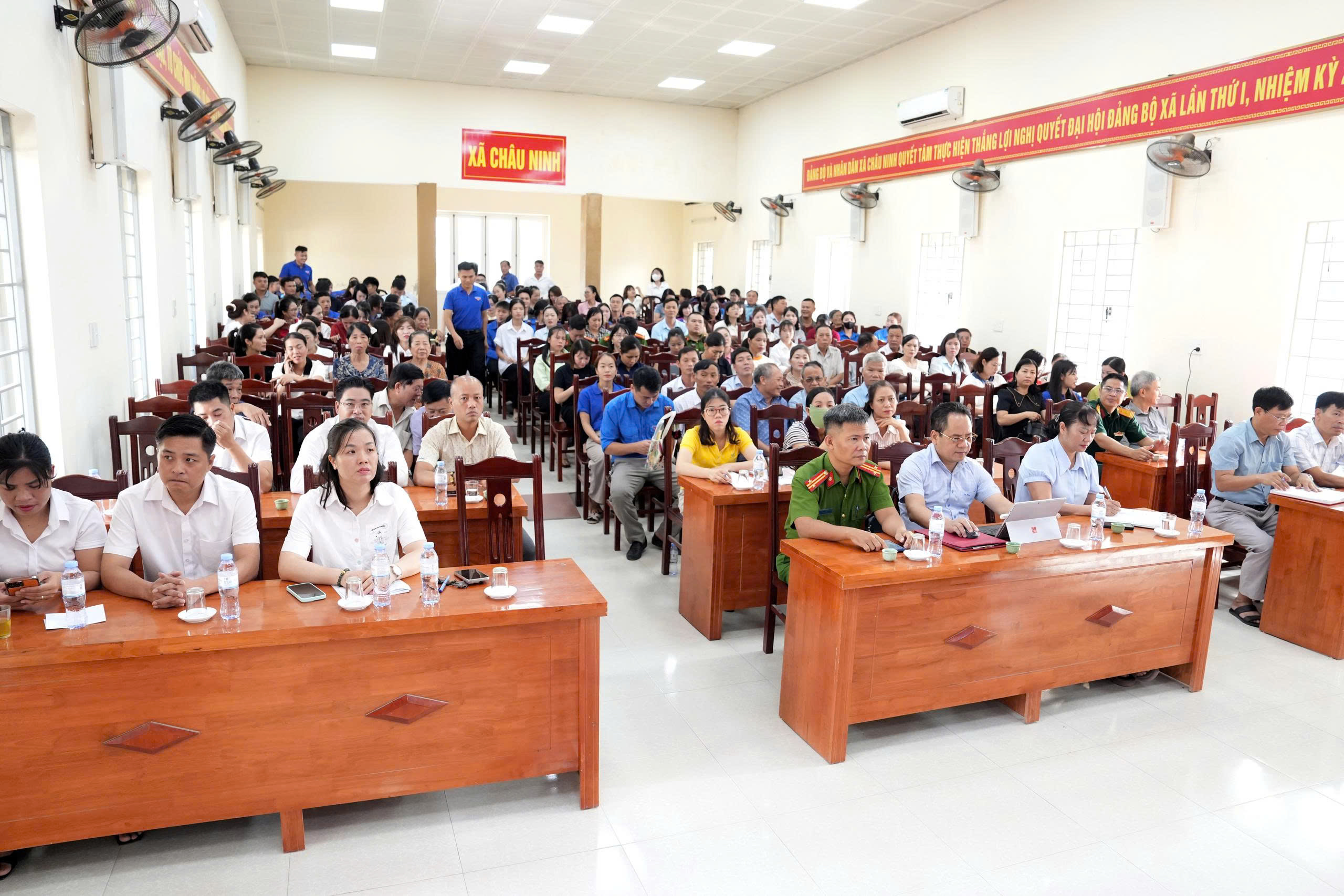Xã Châu Ninh đẩy mạnh chuyển đổi số từ cơ sở, hướng dẫn nộp hồ sơ trực tuyến trên Cổng Dịch vụ công; Kích hoạt, sử dụng tài khoản VNeID mức độ 2 và tích hợp các giấy tờ điện tử