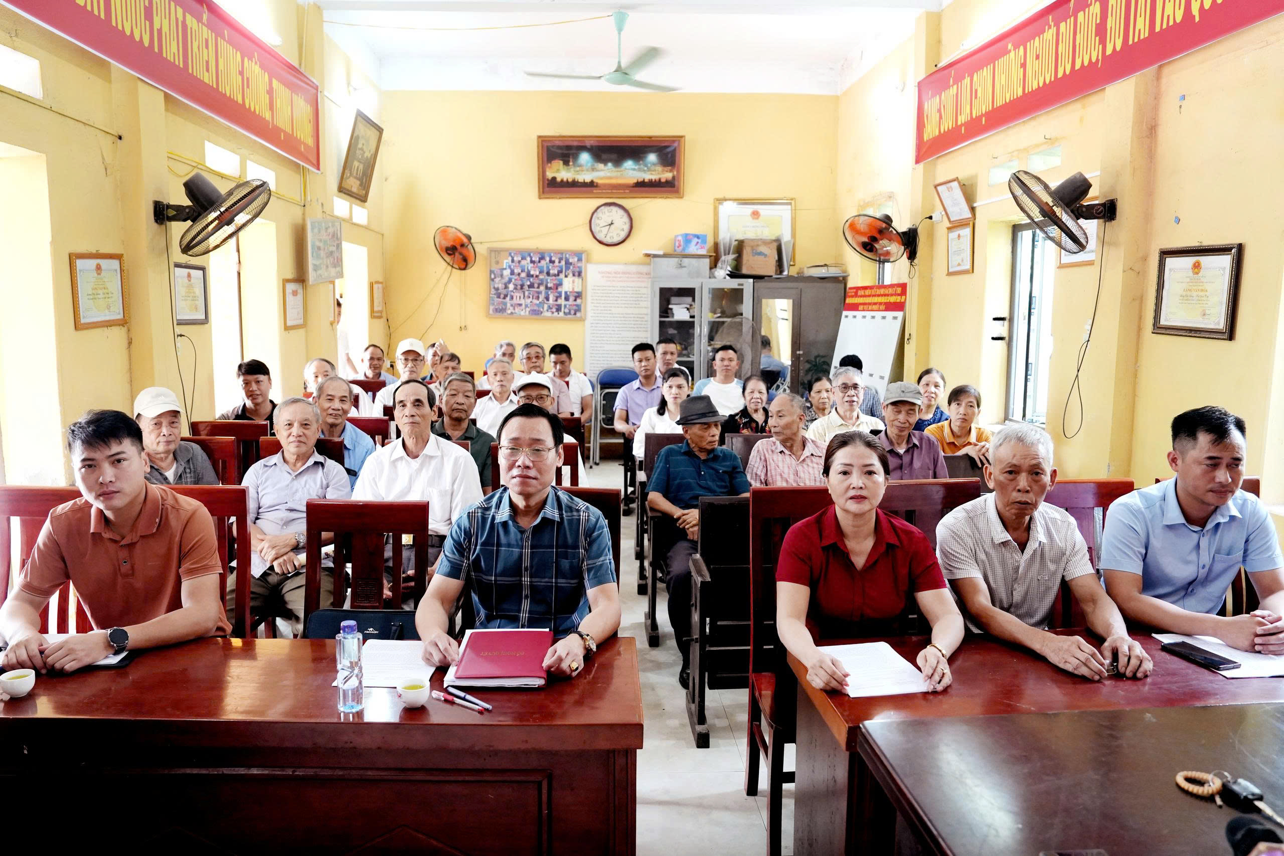 Các đồng chí lãnh đạo xã Châu Ninh dự sinh hoạt định kỳ tháng 8 tại các chi bộ trực thuộc