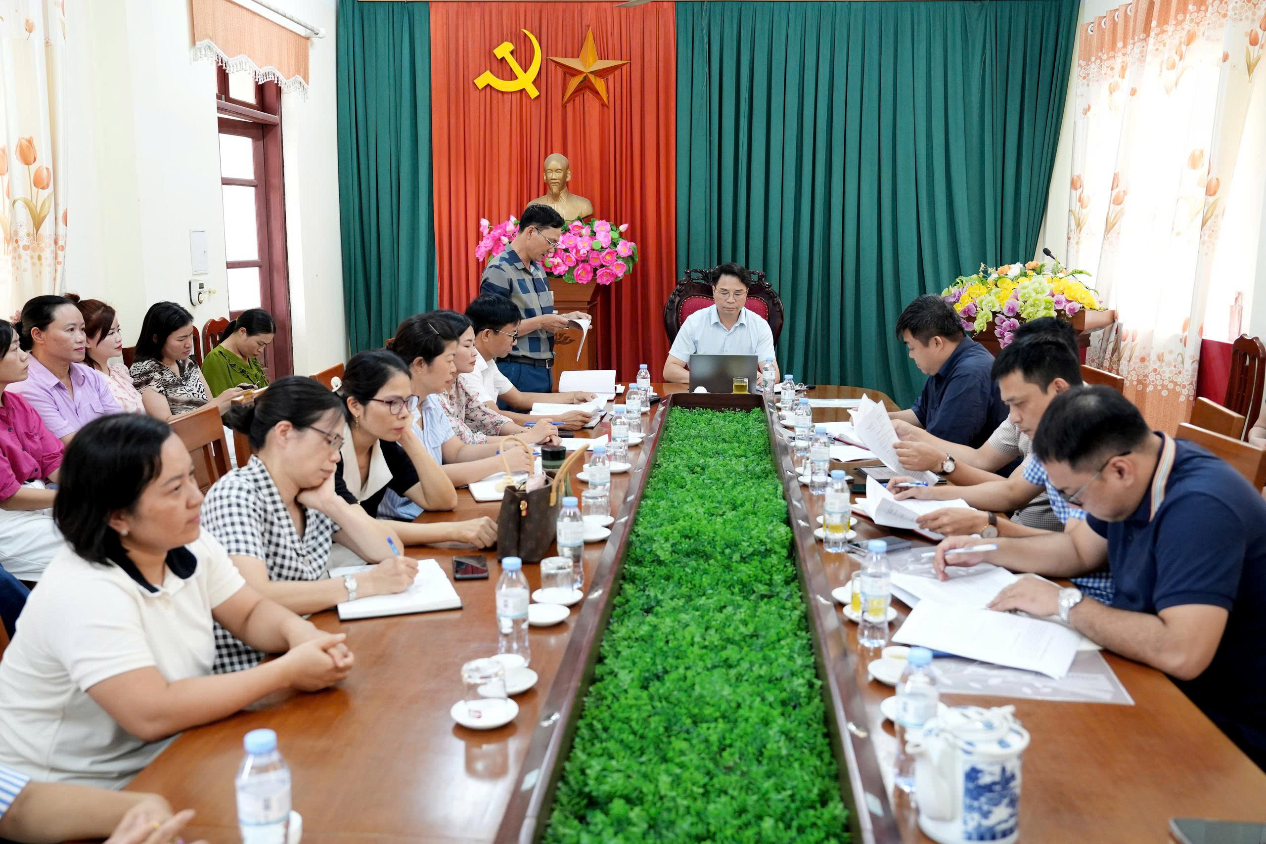 Thường trực Đảng ủy xã Châu Ninh làm việc với Trạm Y tế xã