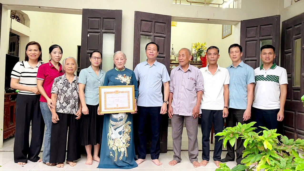 Châu Ninh trao tặng Huy hiệu Đảng đợt 2/9 tại nhà cho các đảng viên không thể dự lễ