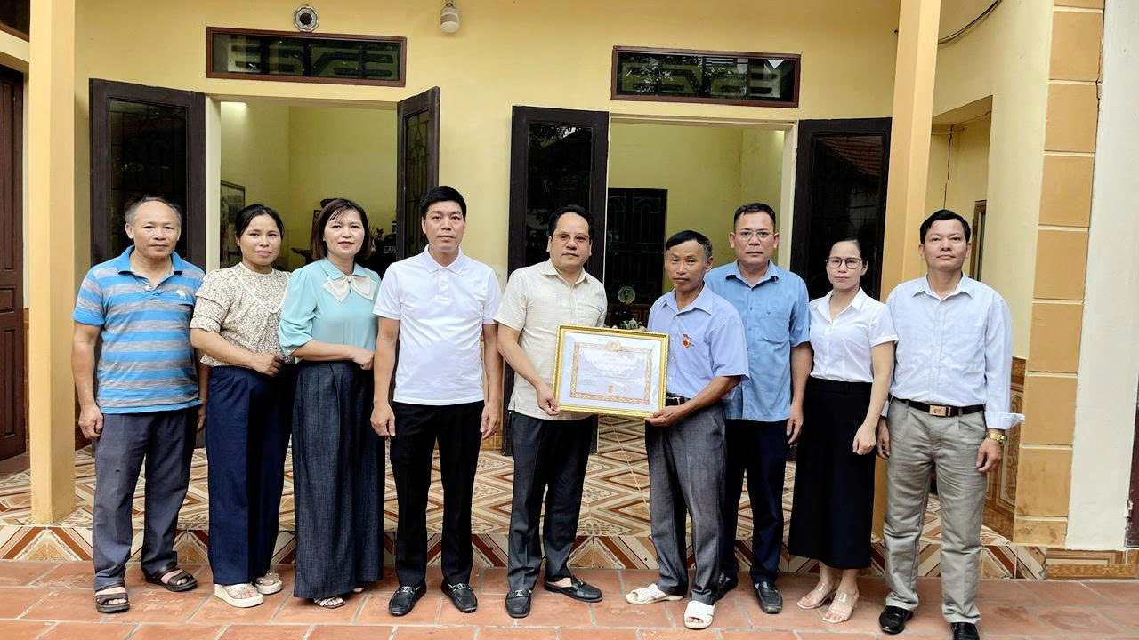 Xã Châu Ninh trao tặng Huy hiệu Đảng tại nhà cho các đảng viên