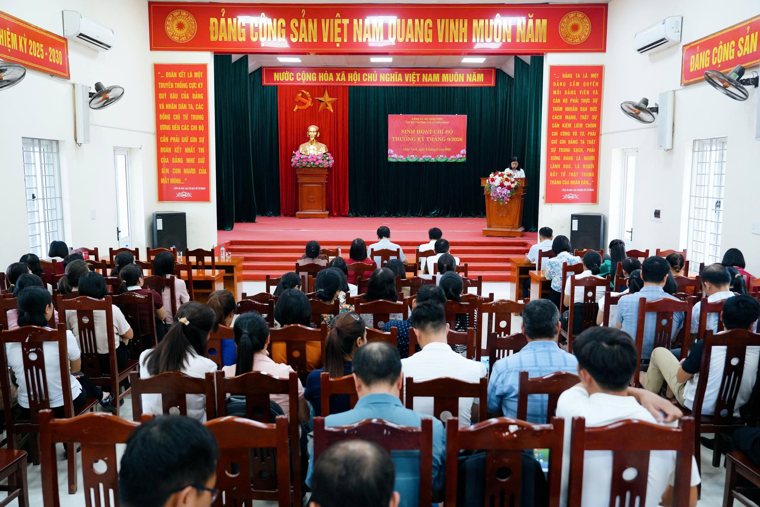 Đồng chí Chủ tịch UBND xã dự sinh hoạt thường kỳ Chi bộ Trường THCS Châu Ninh