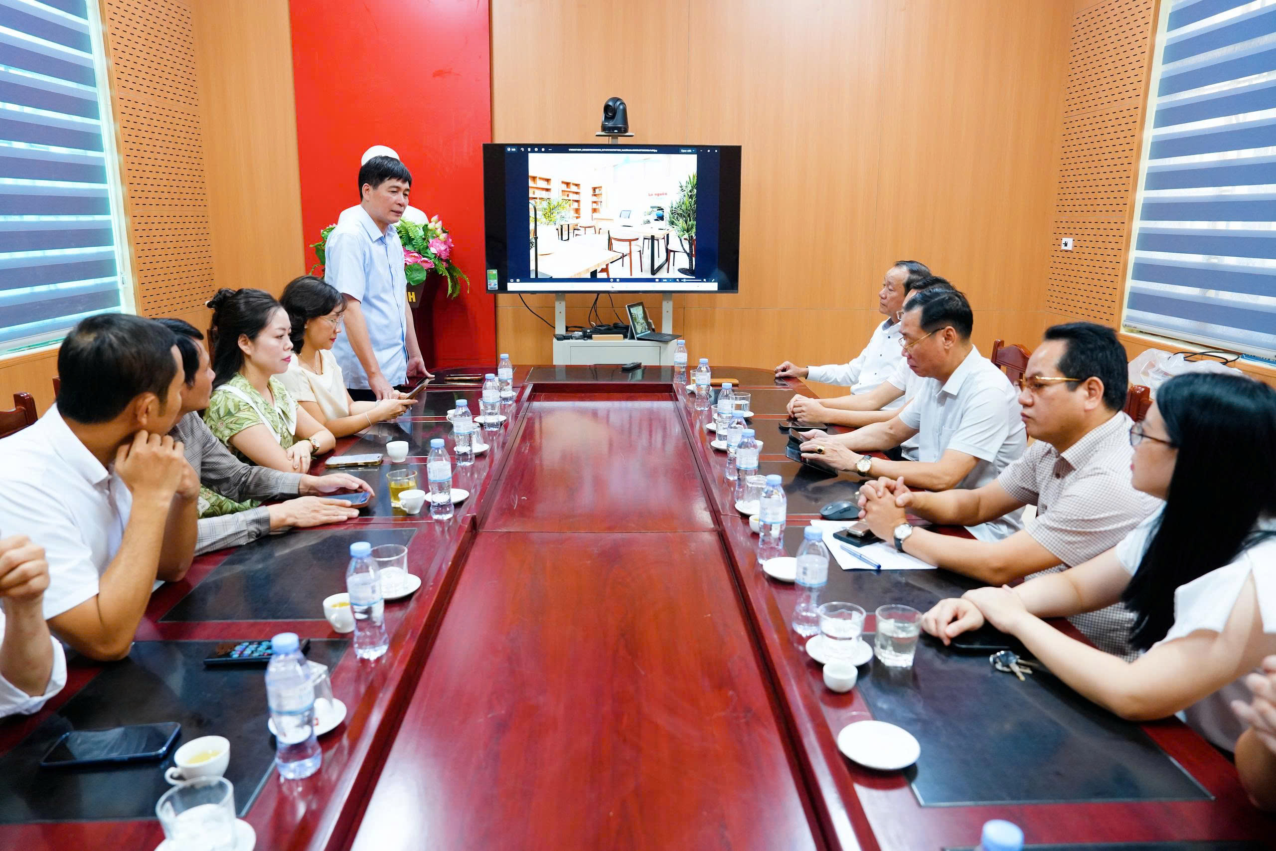 Xã Châu Ninh tiếp nhận tài trợ máy tính, sách và thiết bị thư viện