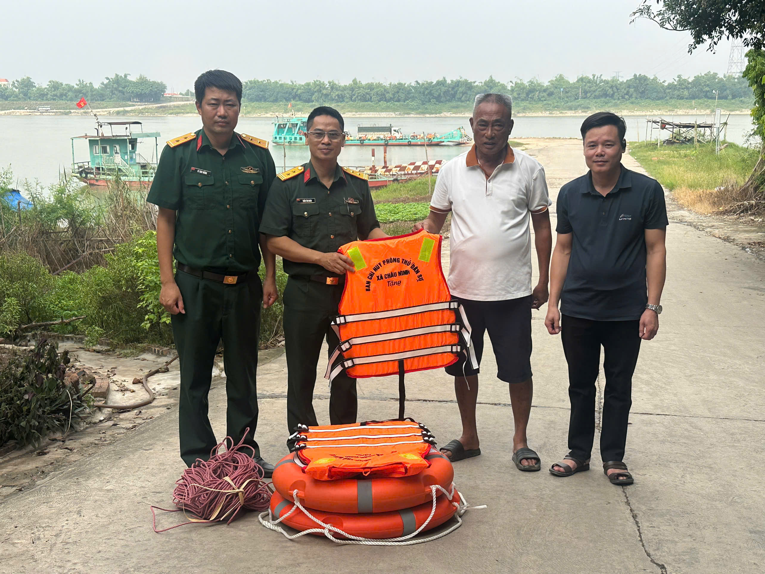 Ban chỉ huy phòng thủ dân sự xã Châu Ninh (tỉnh Hưng Yên) bố trí áo phao, phao cứu sinh tại các bên phà qua sông Hồng trên địa bàn xã