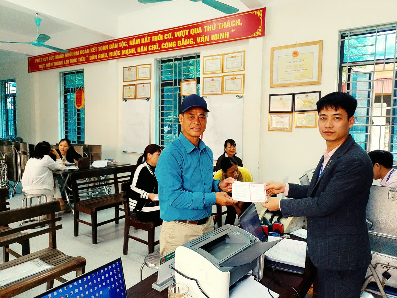 Chuyển đổi số trong việc huy động tiền gửi tiết kiệm tại NHCSXH