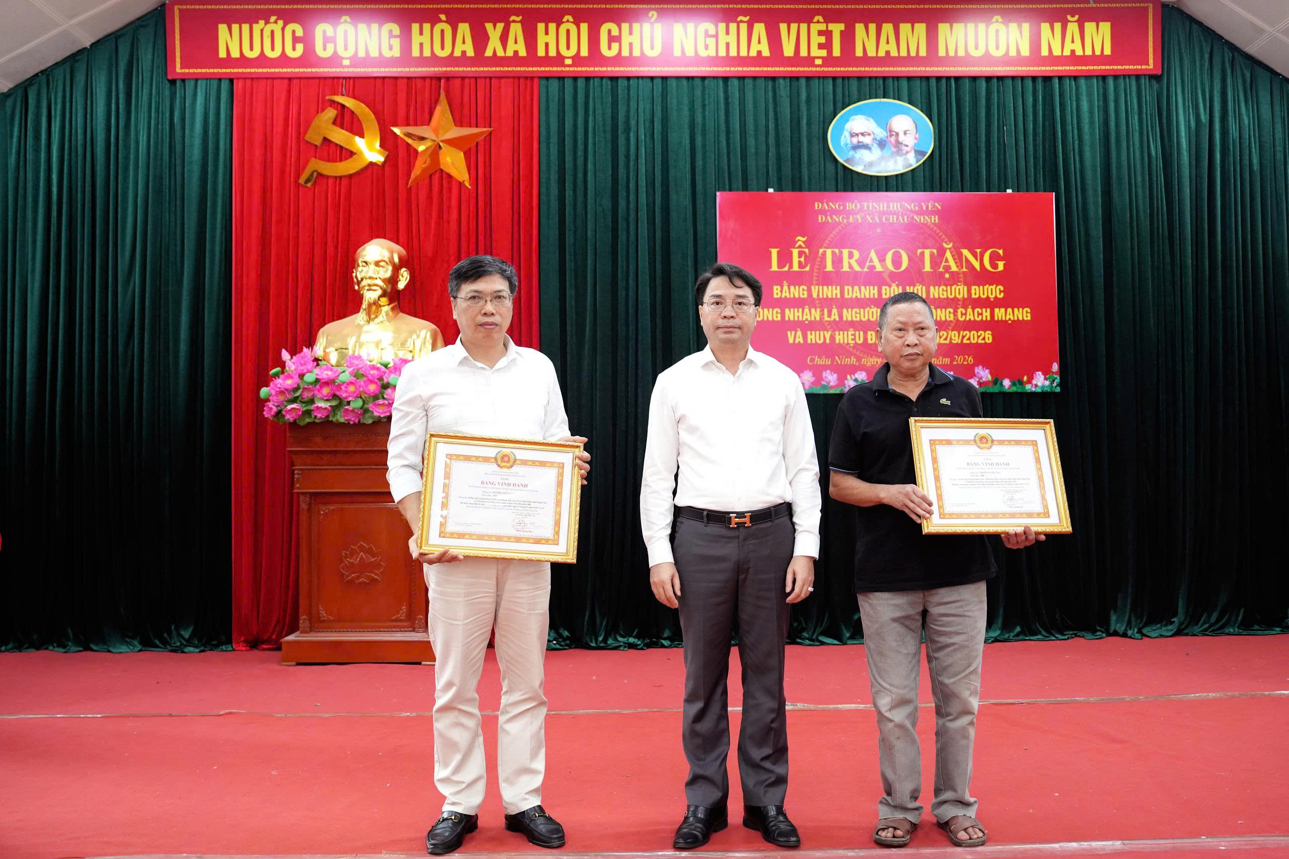 Châu Ninh trao tặng Bằng vinh danh và Huy hiệu Đảng đợt 2/9/2026
