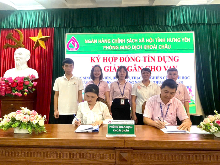 Phòng giao dịch Ngân hàng Chính sách xã hội thực hiện giải ngân cho sinh viên theo học các ngành khoa học, công nghệ, kỹ thuật và toán học (STEM).