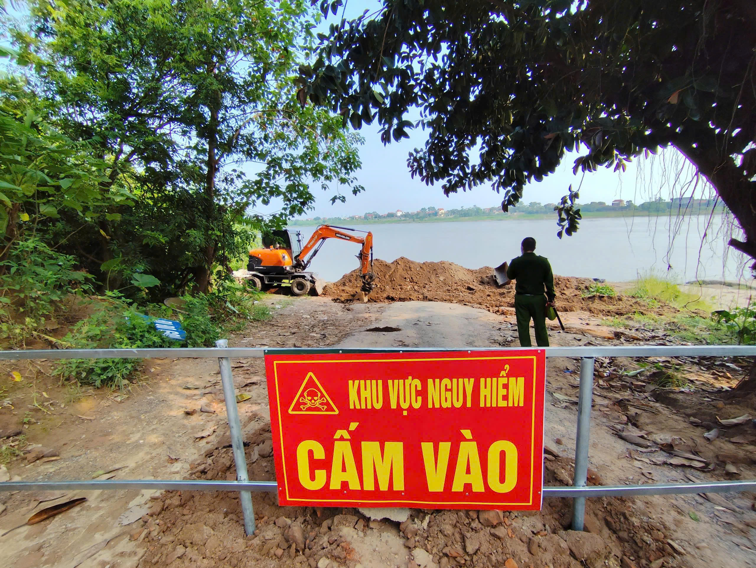 Châu Ninh xử lý vi phạm tại bến khách ngang sông bến Phù Sa (Bến đò Đại Tập)