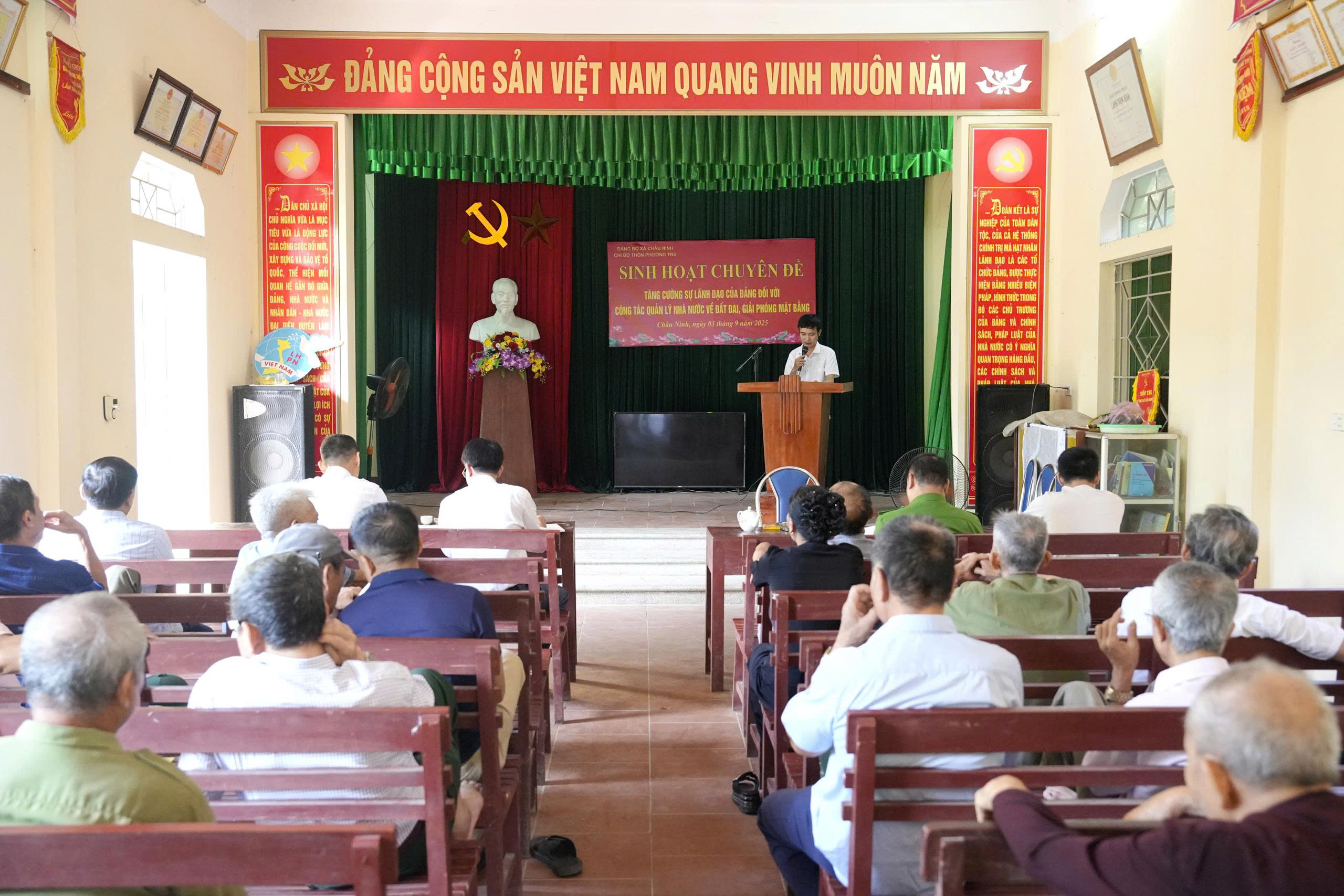 Lãnh đạo xã Châu Ninh dự sinh hoạt tại Chi bộ thôn Phương Trù và thôn Mạn Xuyên