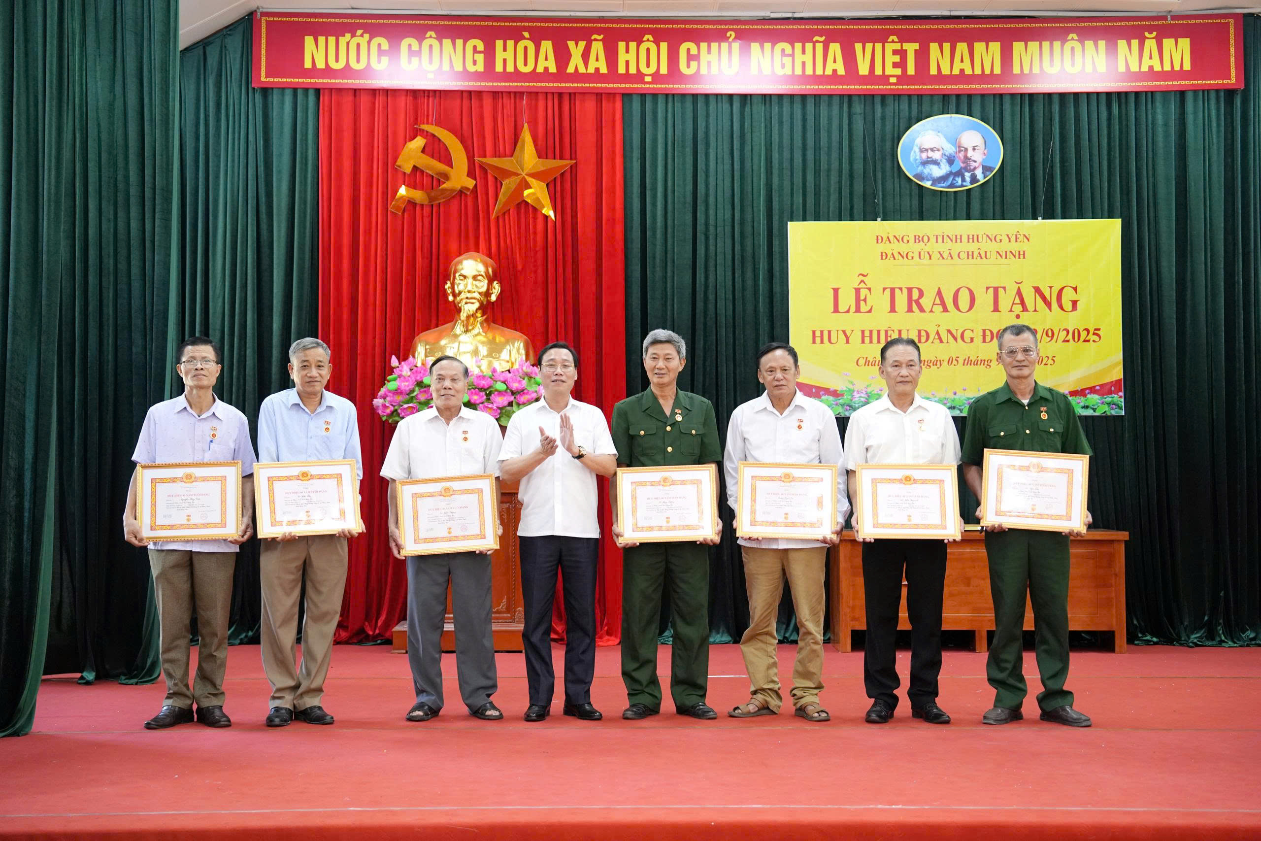 Đảng ủy xã Châu Ninh tổ chức Lễ trao tặng Huy hiệu Đảng cho đảng viên đợt 02/9/2025