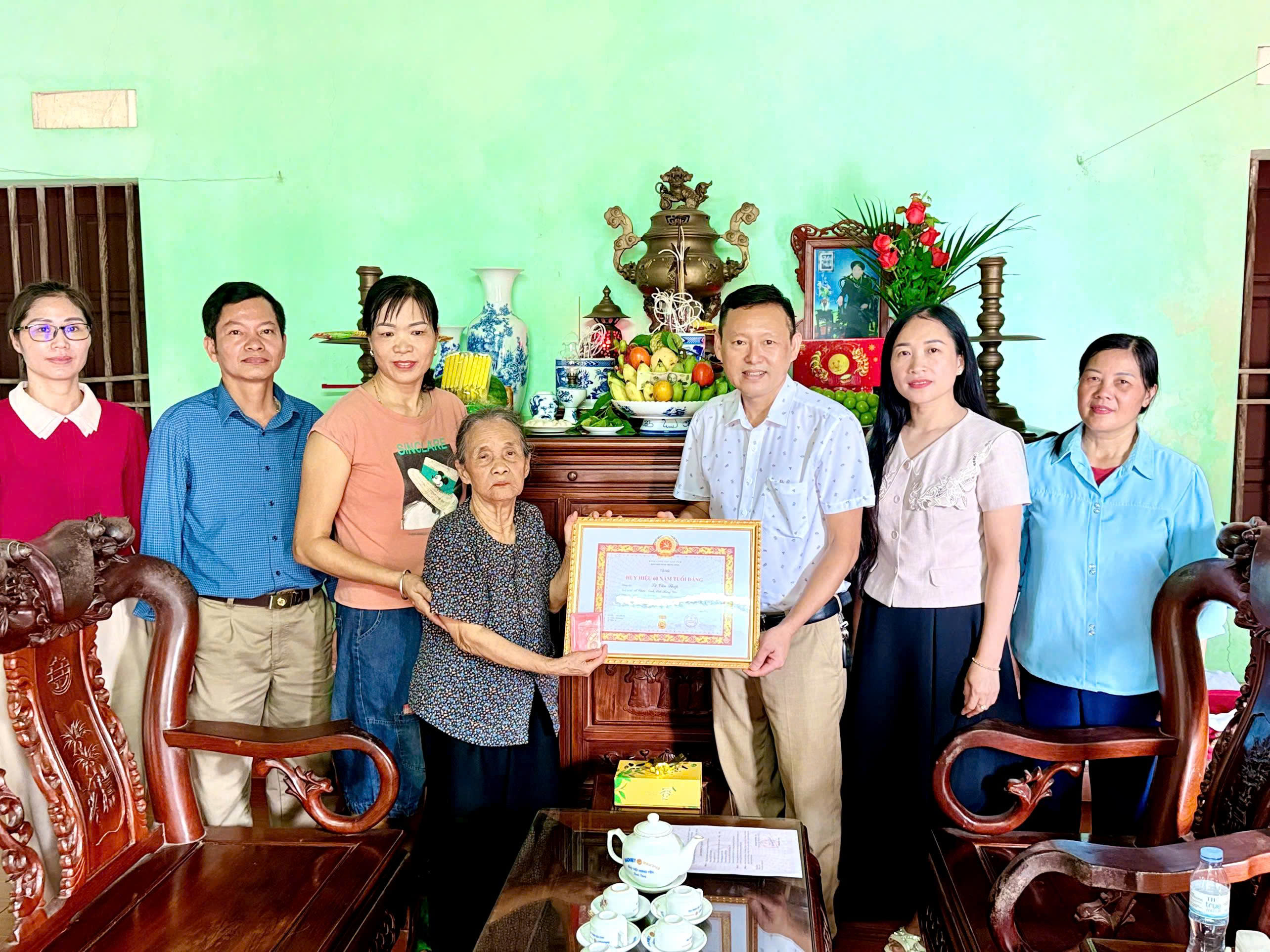 Đảng ủy xã Châu Ninh tổ chức  trao tặng Huy hiệu Đảng cho đảng viên cao tuổi Đảng đợt 02/9/2025