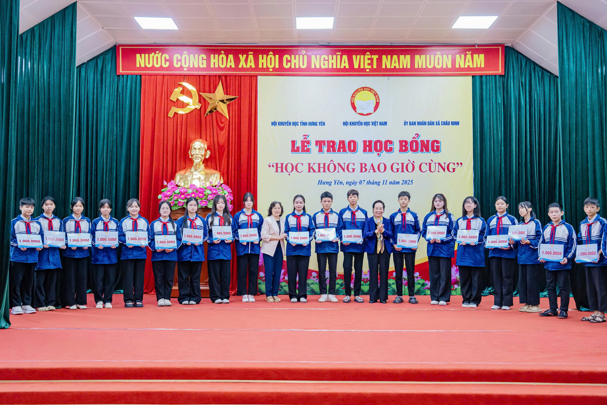 Đồng chí Nguyễn Thị Doan, nguyên Phó Chủ tịch nước, Chủ tịch Hội Khuyến học Việt Nam trao học bổng “Học không bao giờ cùng” tặng học sinh xã Châu Ninh