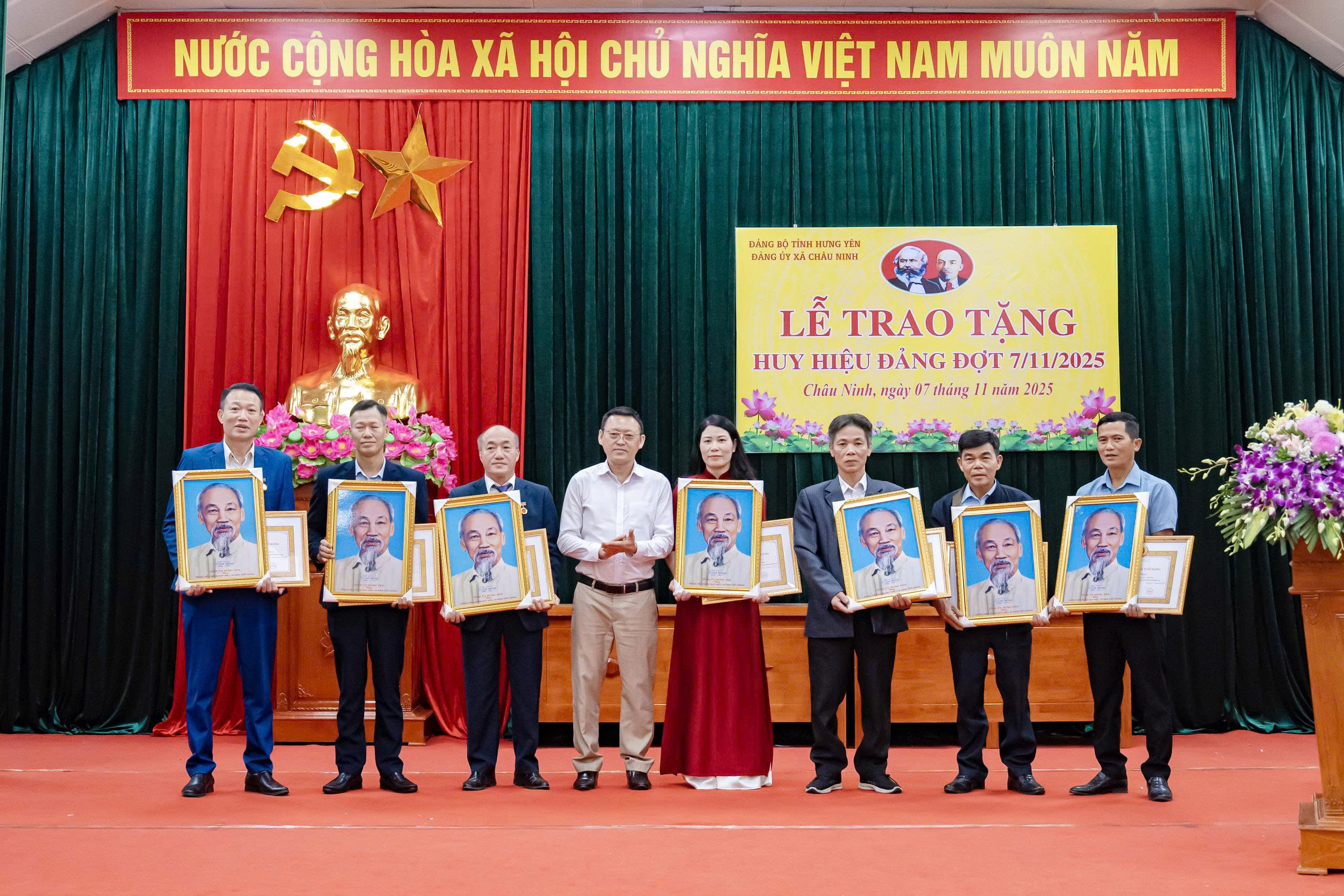 Đảng ủy xã Châu Ninh trao Huy hiệu Đảng tặng các đảng viên cao tuổi Đảng đợt 7/11/2025