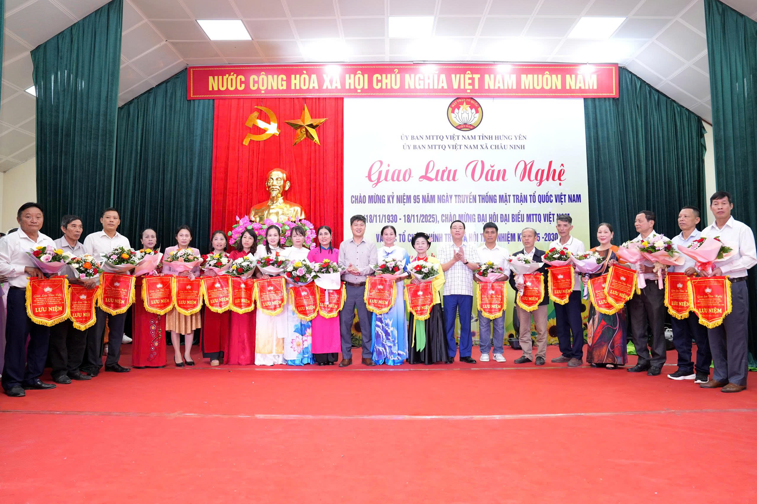 Giao lưu văn nghệ chào mừng 95 năm Ngày truyền thống MTTQ Việt Nam
