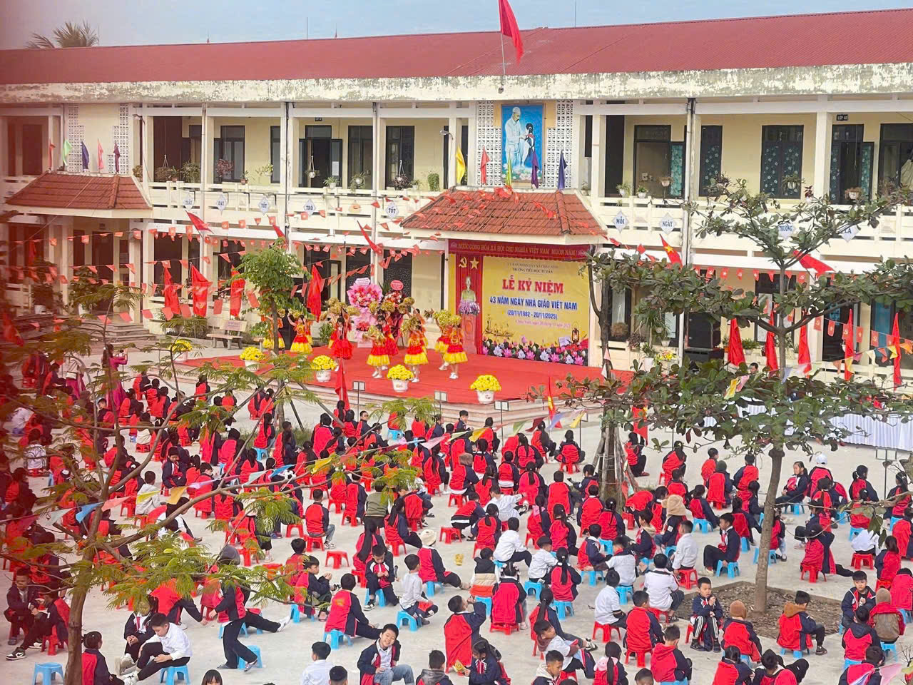 Lãnh đạo Đảng uỷ - HĐND – UBND - MTTQVN xã thăm và chúc mừng các nhà trường nhân Ngày Nhà giáo Việt Nam 20/11!