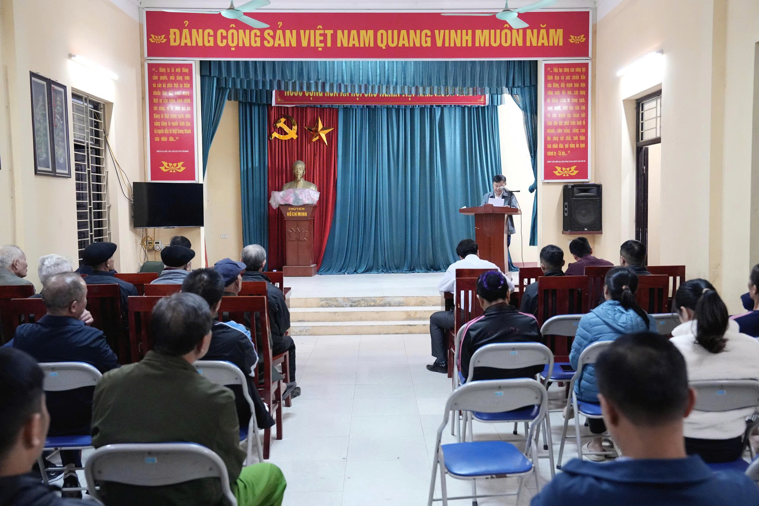 Các đồng chí lãnh đạo xã dự sinh hoạt Chi bộ thường kỳ tháng 12