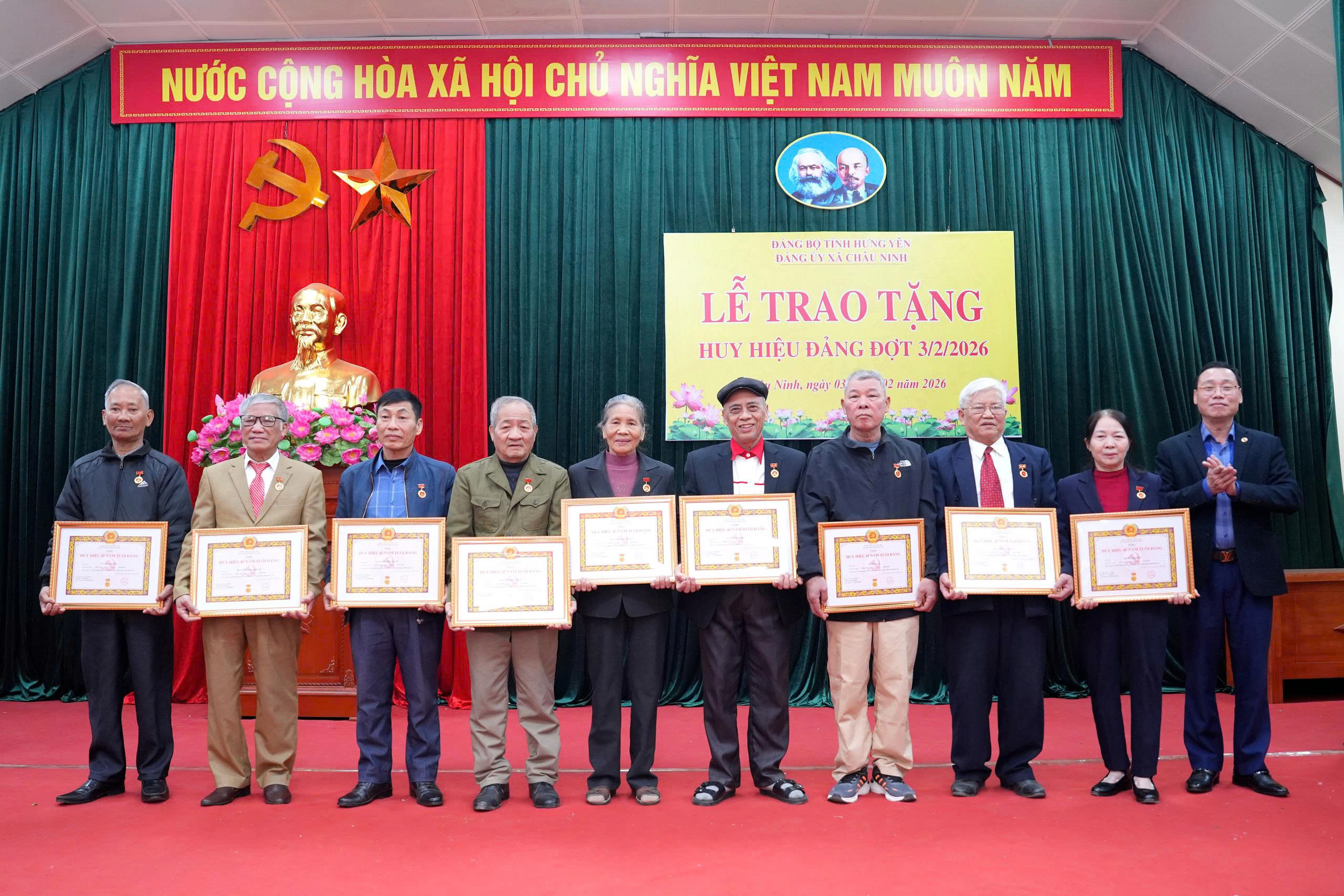 Đồng chí Lê Quang Hòa – Phó Chủ tịch UBND tỉnh trao Huy hiệu Đảng tại xã Châu Ninh
