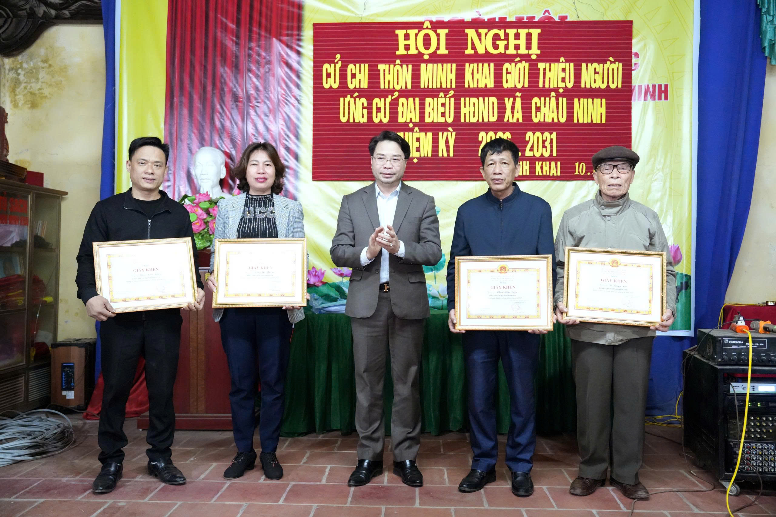 Đồng chí Mai Xuân Giới - Bí thư Đảng ủy dự sinh hoạt Chi bộ tại Chi bộ thôn Minh Khai