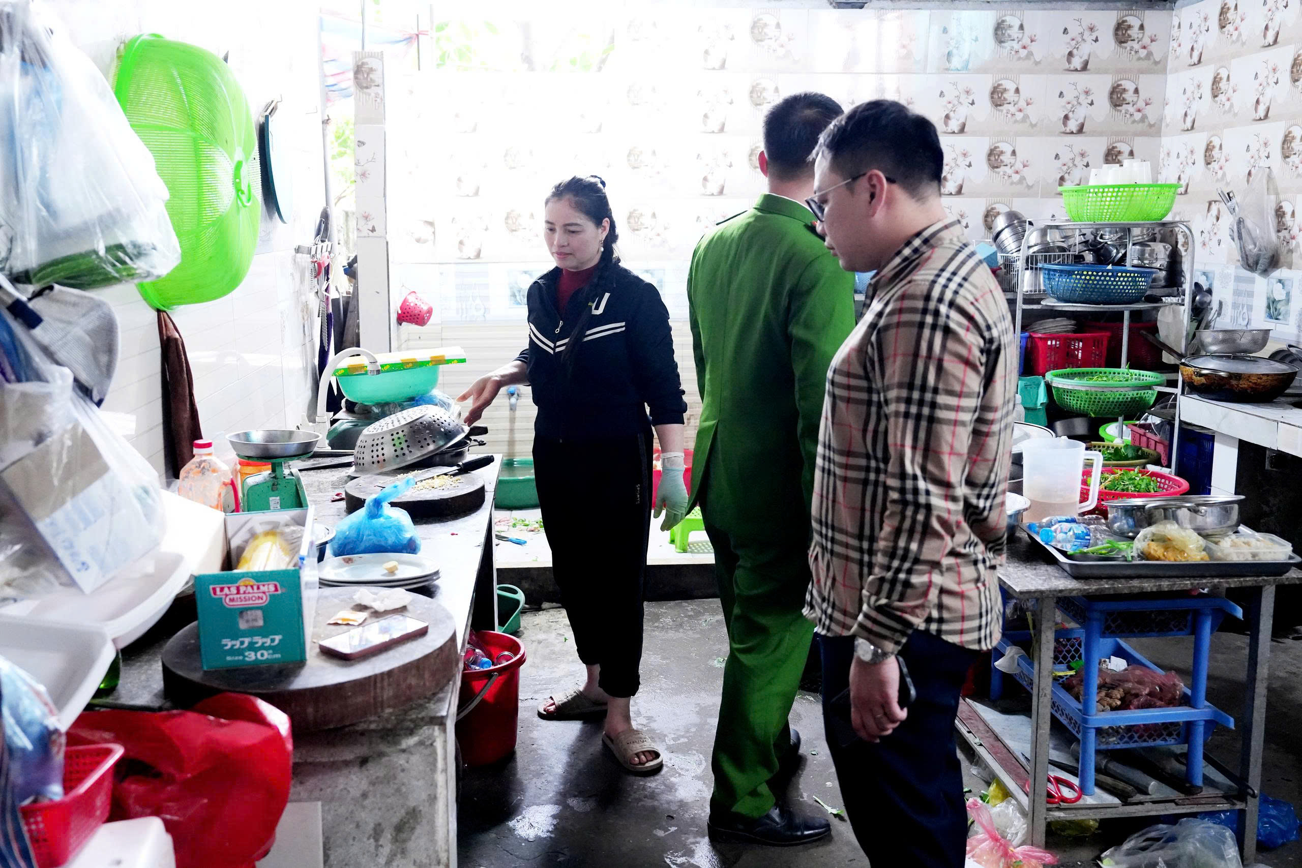 Kiểm tra an toàn thực phẩm dịp Tết Nguyên đán và mùa Lễ hội Xuân năm 2026 trên địa bàn xã Châu Ninh