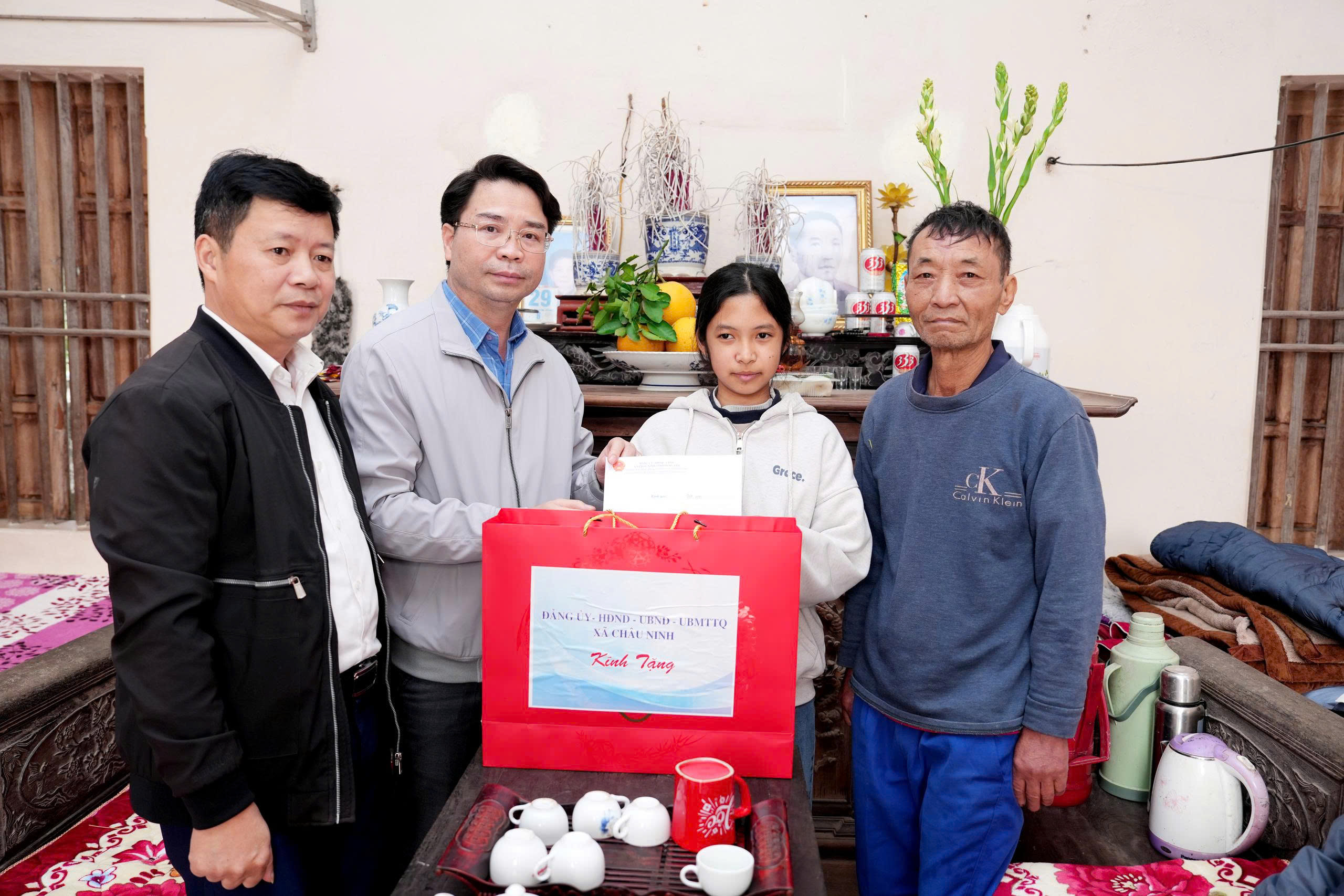 Xã Châu Ninh thăm, tặng quà người có công và trẻ em có hoàn cảnh khó khăn nhân dịp Tết Nguyên đán Bính Ngọ 2026