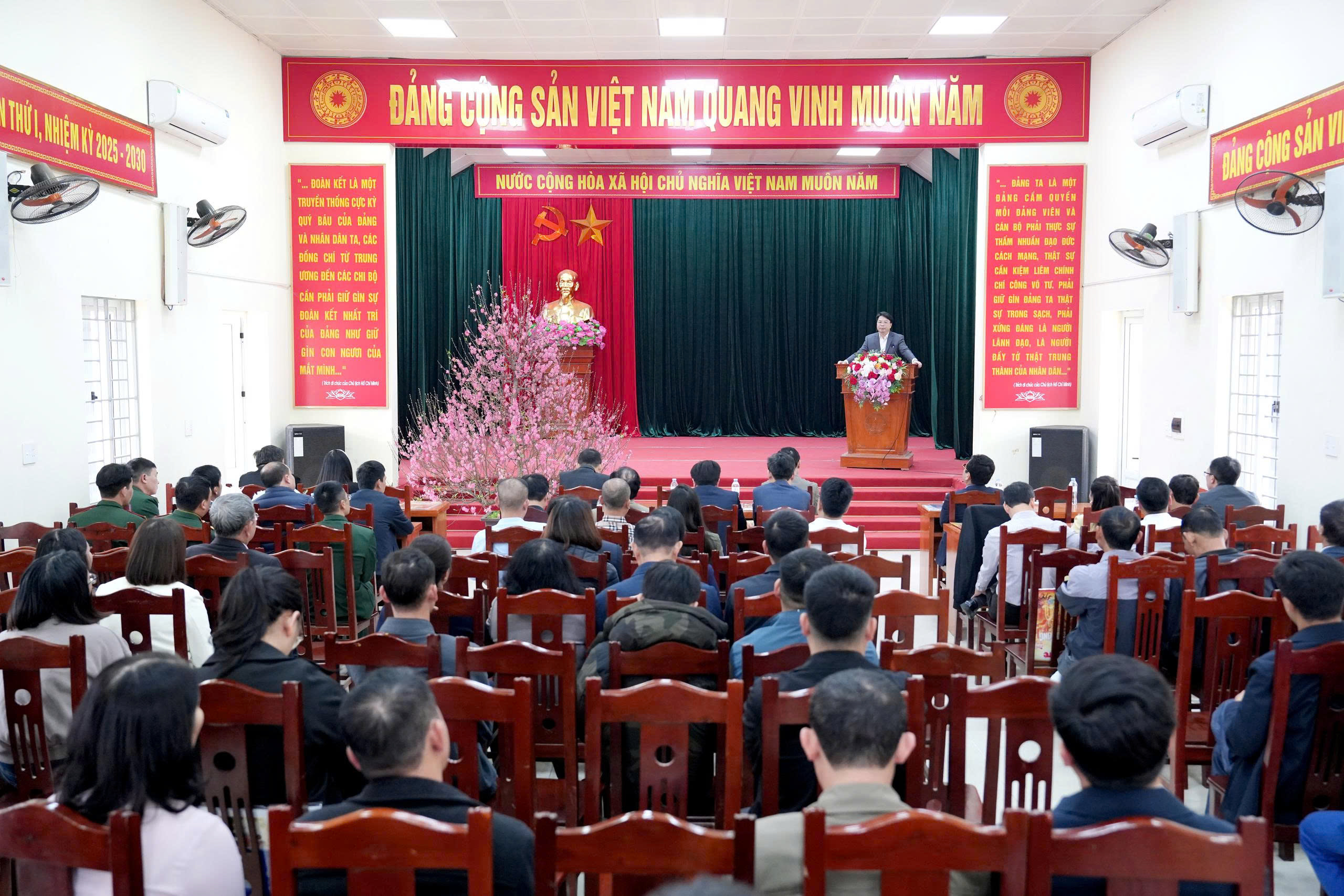 Xã Châu Ninh tổ chức Hội nghị gặp mặt cán bộ, công chức, viên chức và cán bộ cơ sở nhân dịp Tết Nguyên đán Bính Ngọ 2026