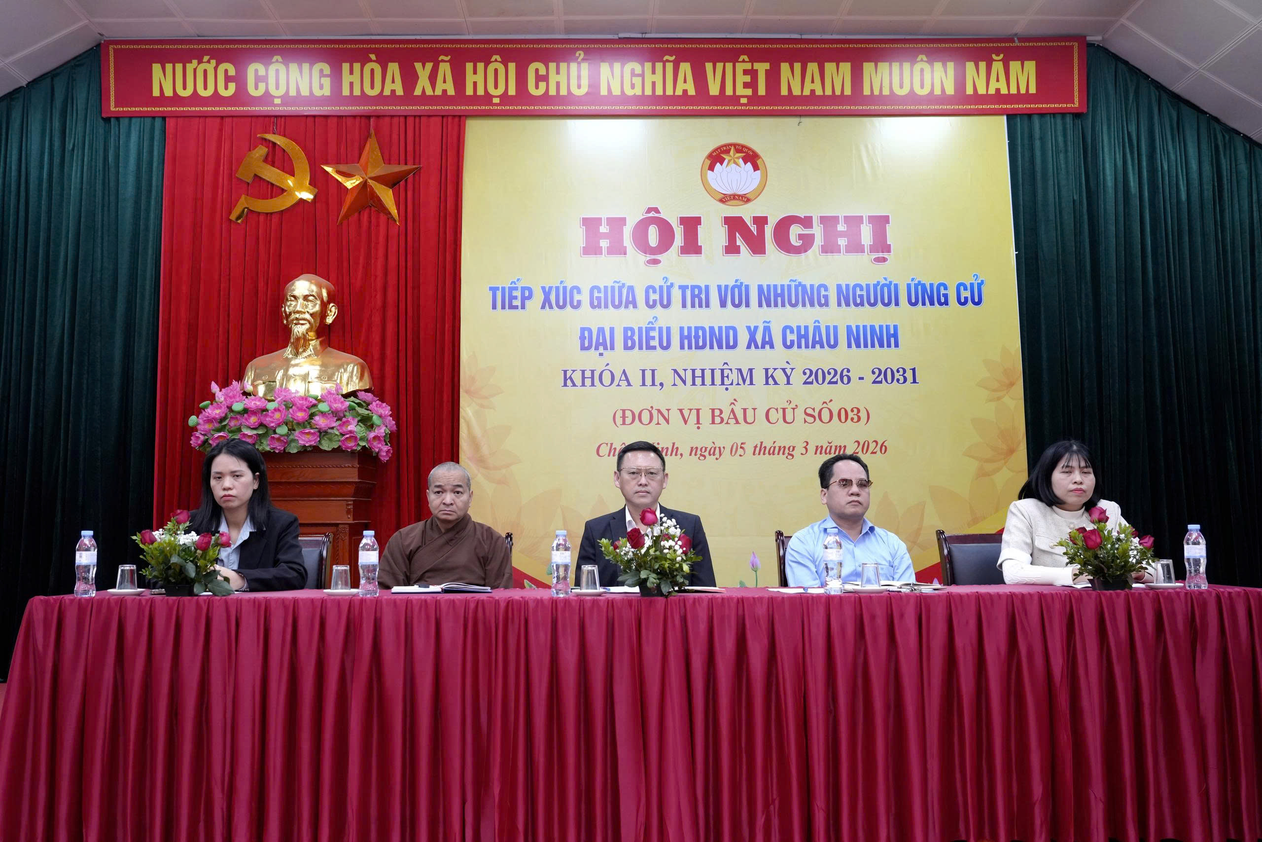 Các ứng cử viên đại biểu HĐND xã Châu Ninh khóa II tiếp xúc cử tri đơn vị bầu cử số 03, gồm các thôn:: Kiến Châu, Chi Lăng và Tử Lý.