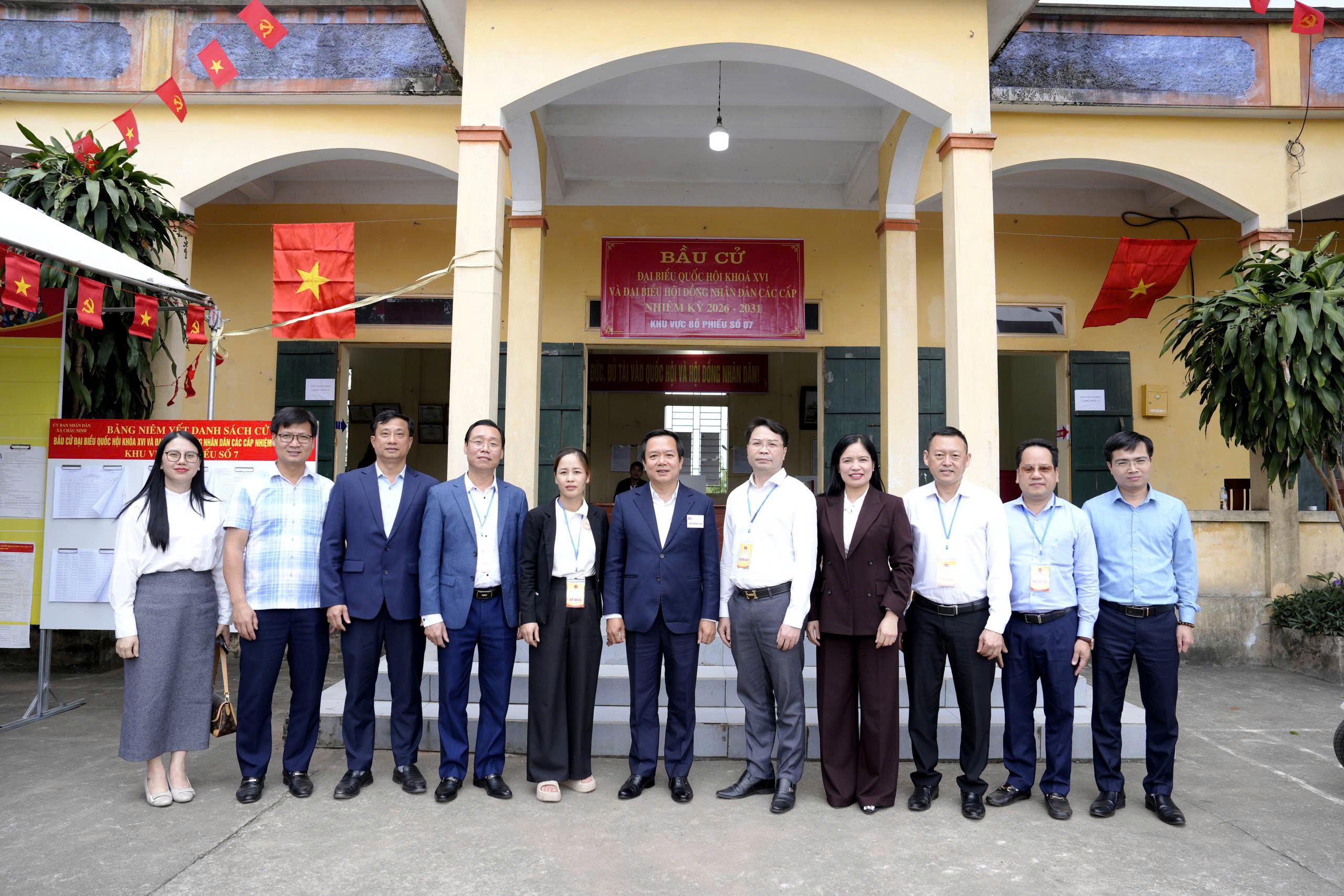 Đồng chí Chủ tịch UBND tỉnh Phạm Quang Ngọc kiểm tra công tác tổ chức bầu cử tại xã Châu Ninh
