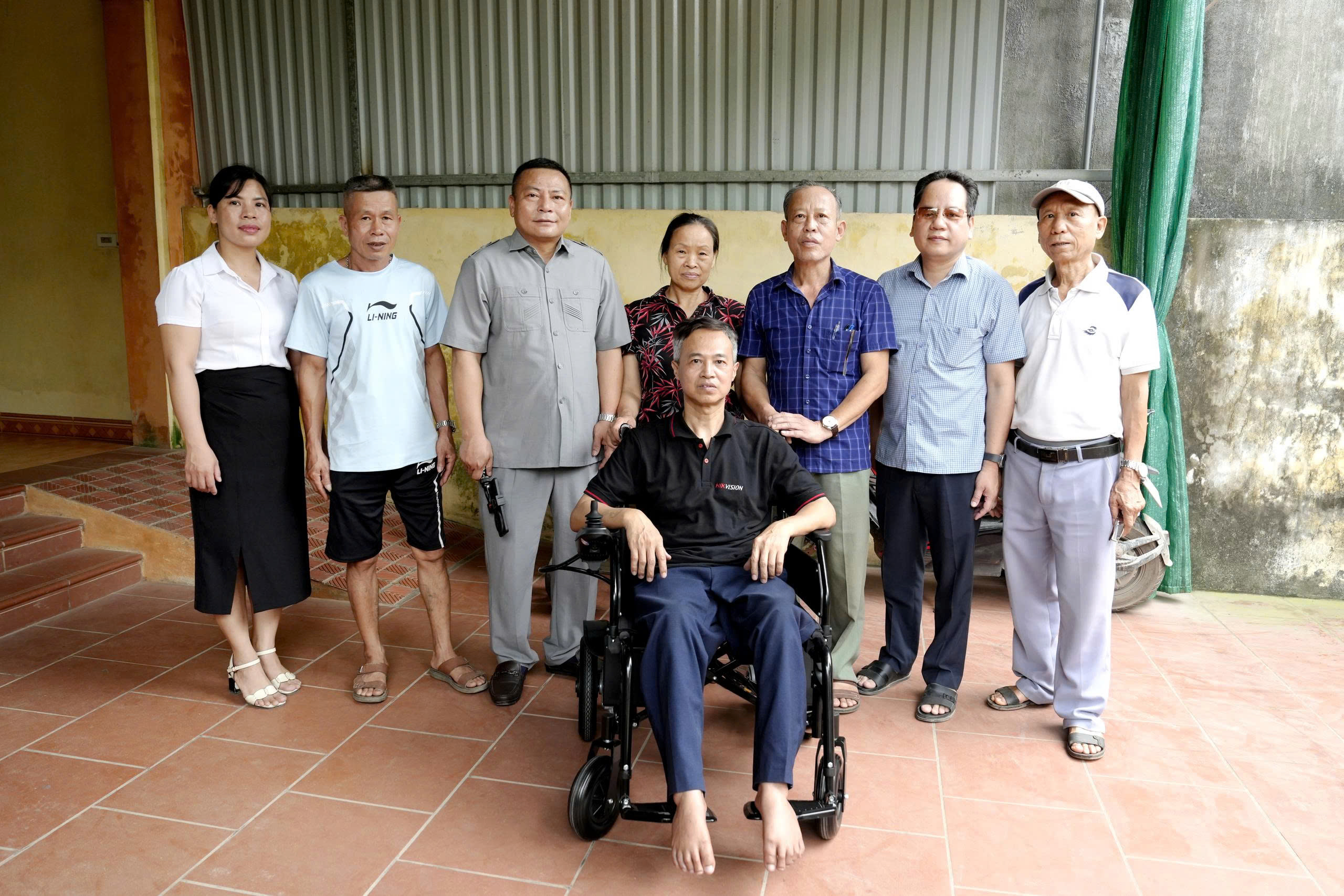 Châu Ninh: Trao tặng xe lăn điện cho người có công và người khuyết tật