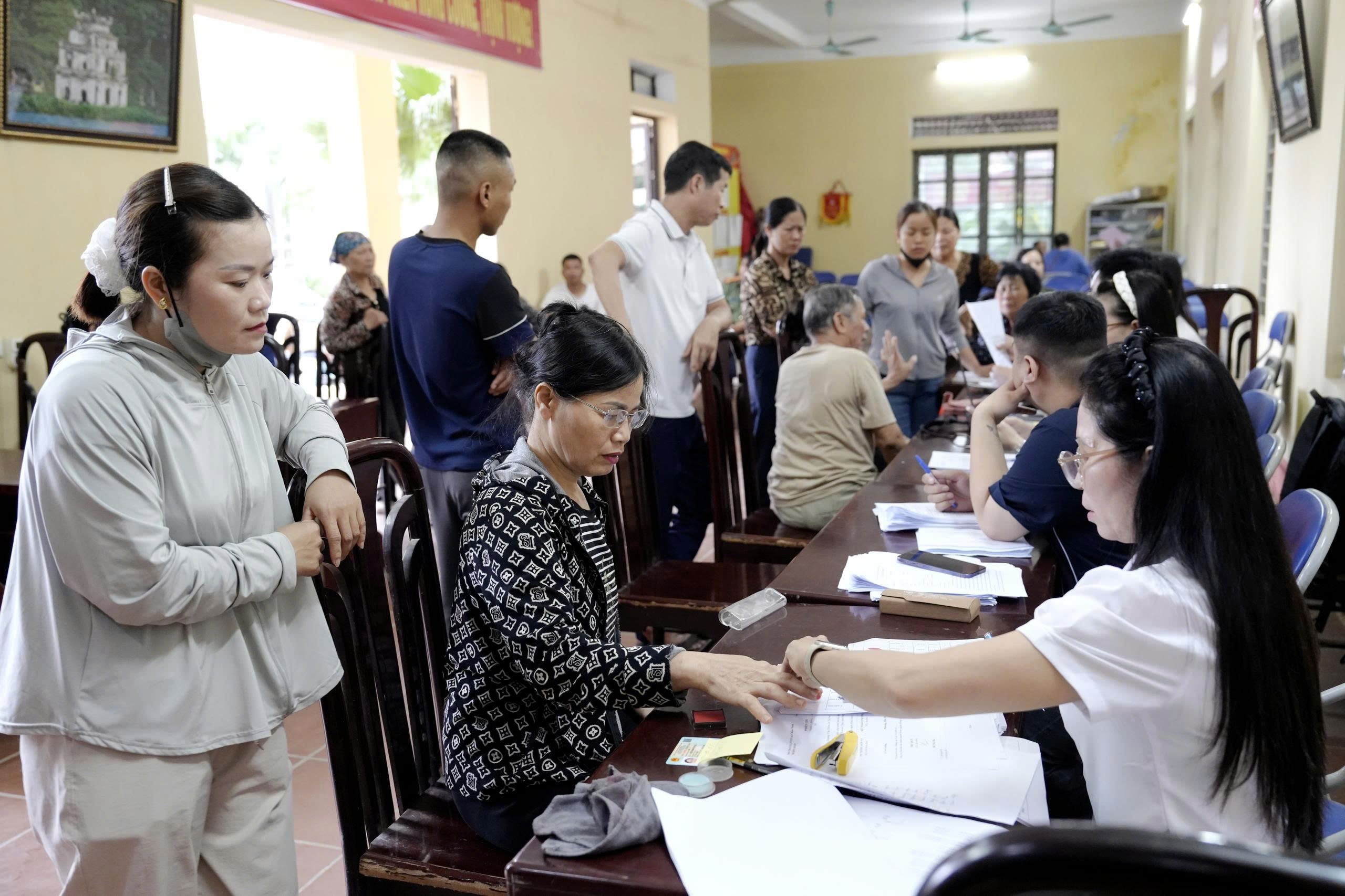 Các hộ dân thôn Hồng Quang nhận kinh phí bồi thường, hỗ trợ Dự án Khu phức hợp đô thị du lịch sinh thái, sân Golf Khoái Châu