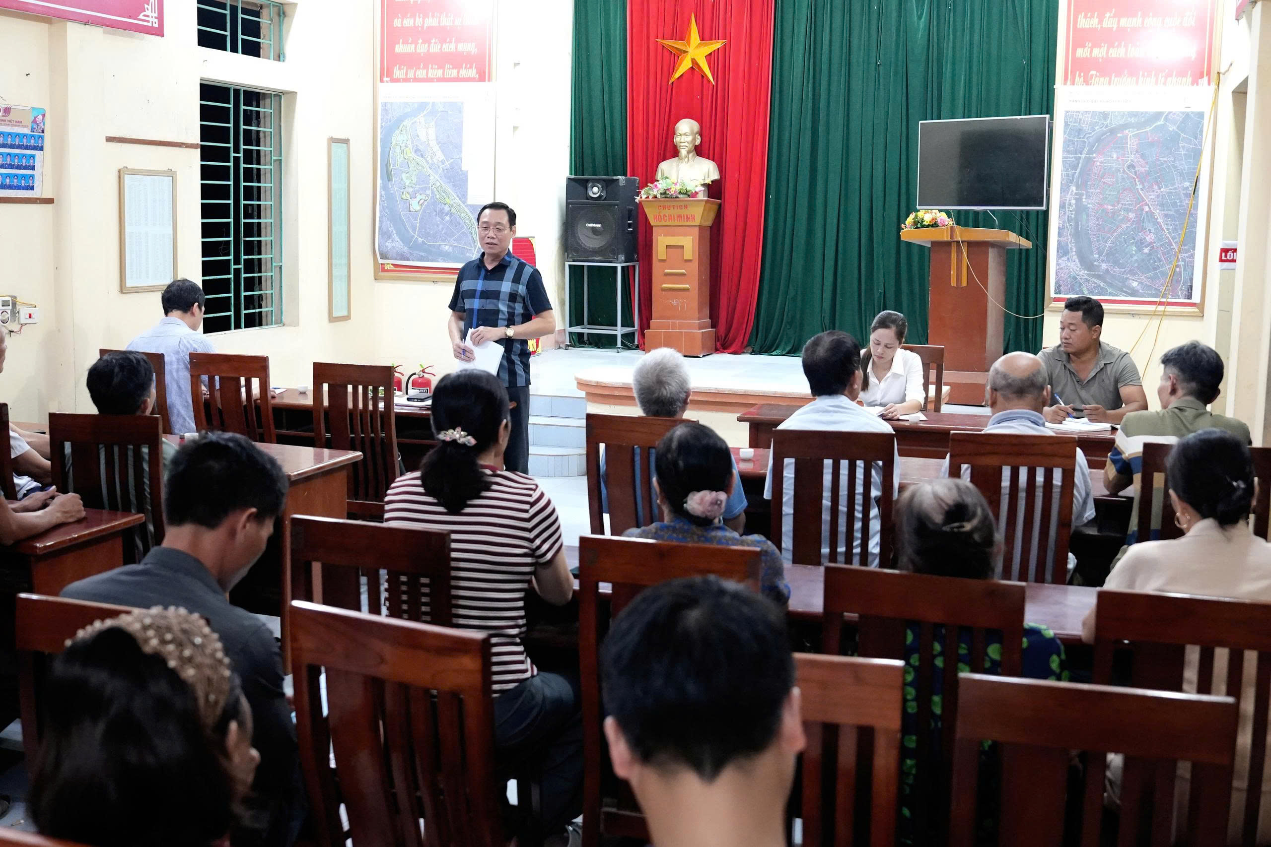 Các đồng chí lãnh đạo xã dự sinh hoạt chi bộ tại các thôn trên địa bàn