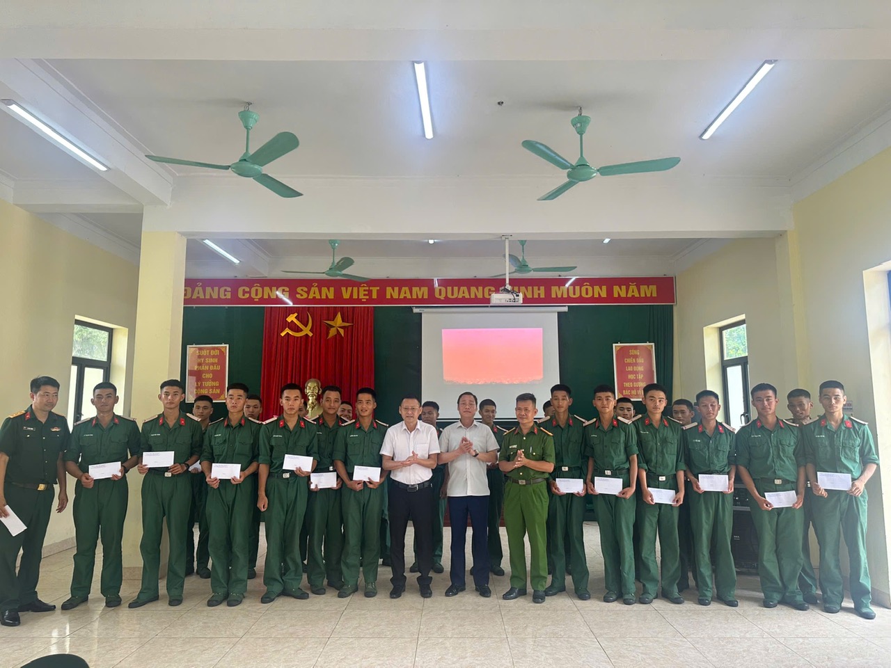 Xã Châu Ninh (tỉnh Hưng Yên) dự lễ tuyên thệ chiến sĩ mới và gặp mặt, động viên tân binh nhập ngũ năm 2026