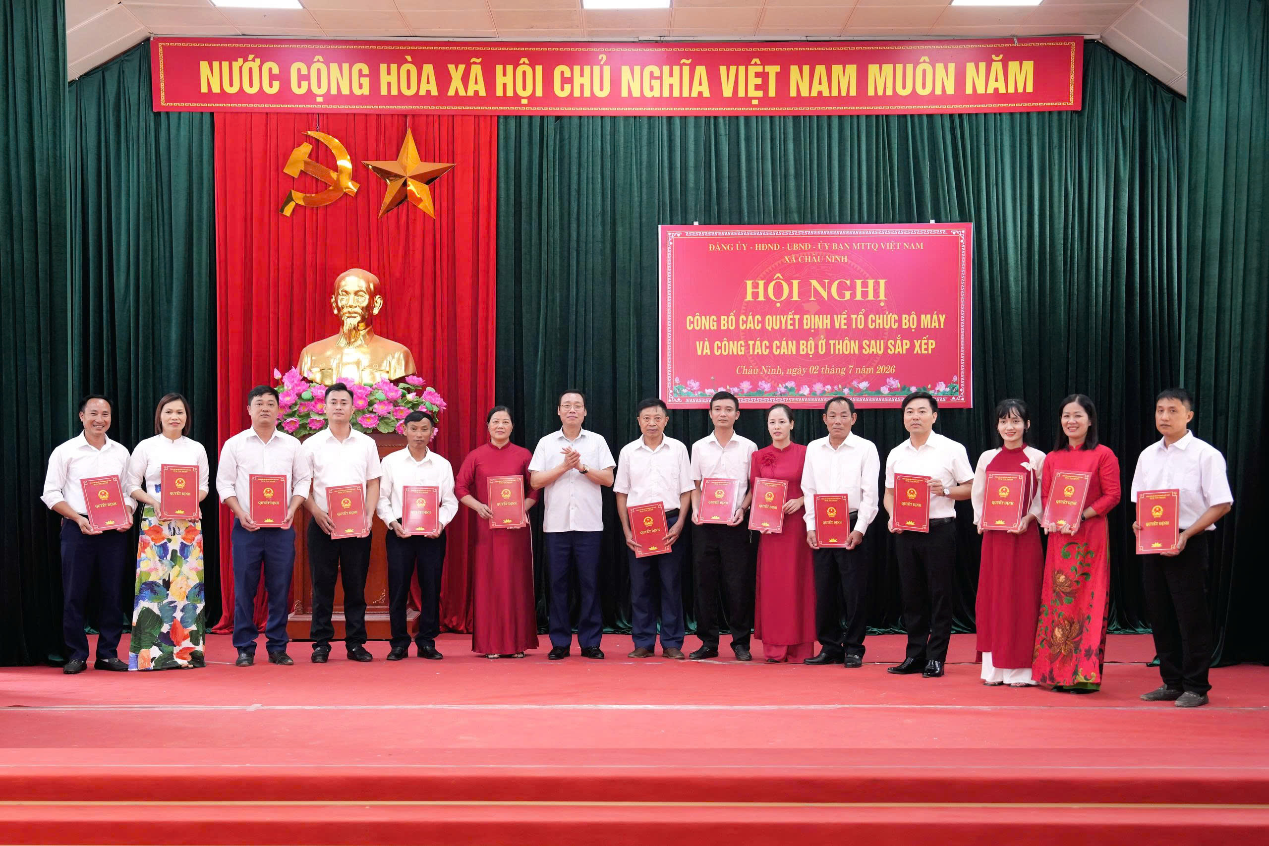 Châu Ninh công bố các quyết định về tổ chức bộ máy và công tác cán bộ ở thôn sau sắp xếp