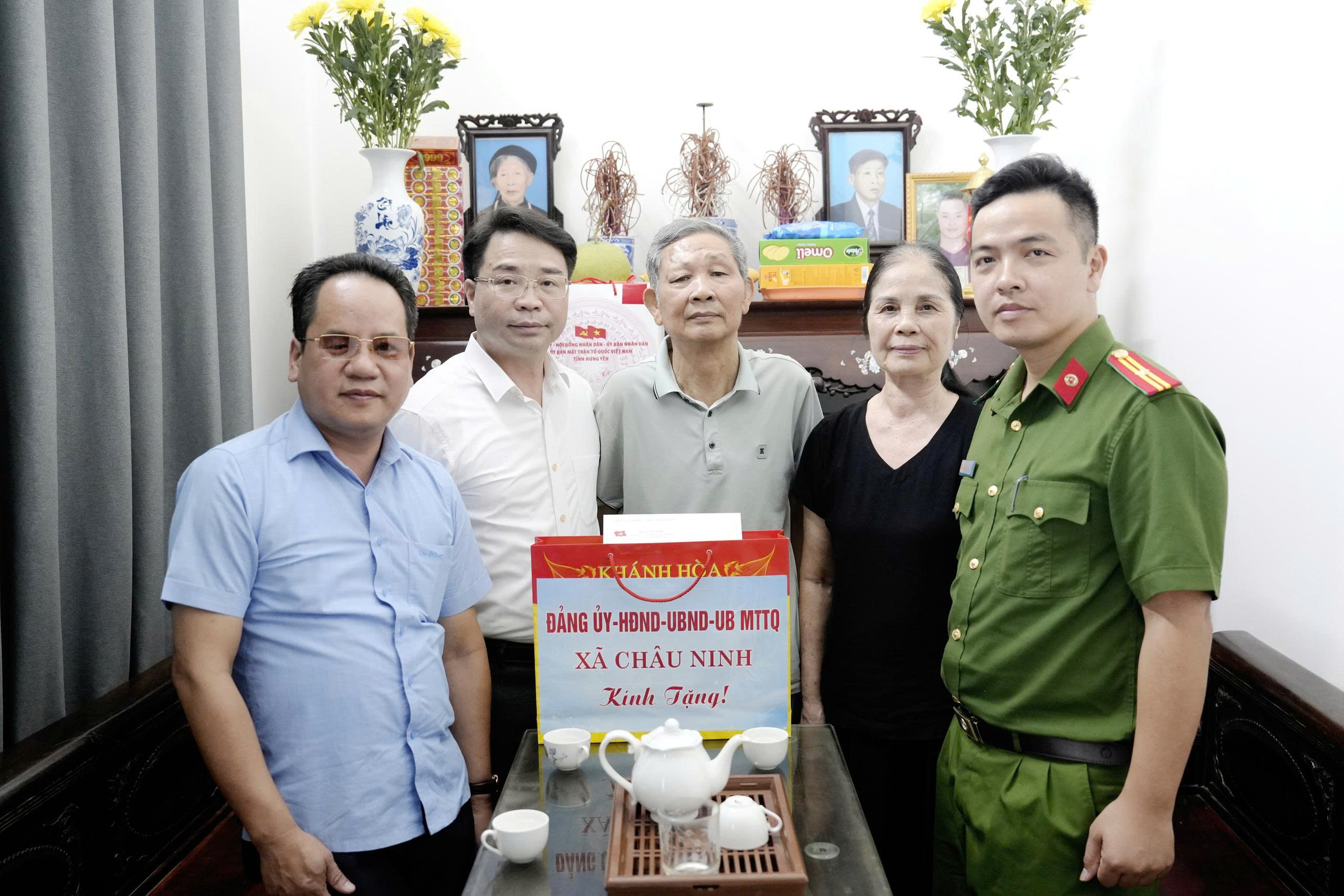 Lãnh đạo xã Châu Ninh thăm, tặng quà gia đình chính sách nhân kỷ niệm 79 năm Ngày Thương binh - Liệt sĩ