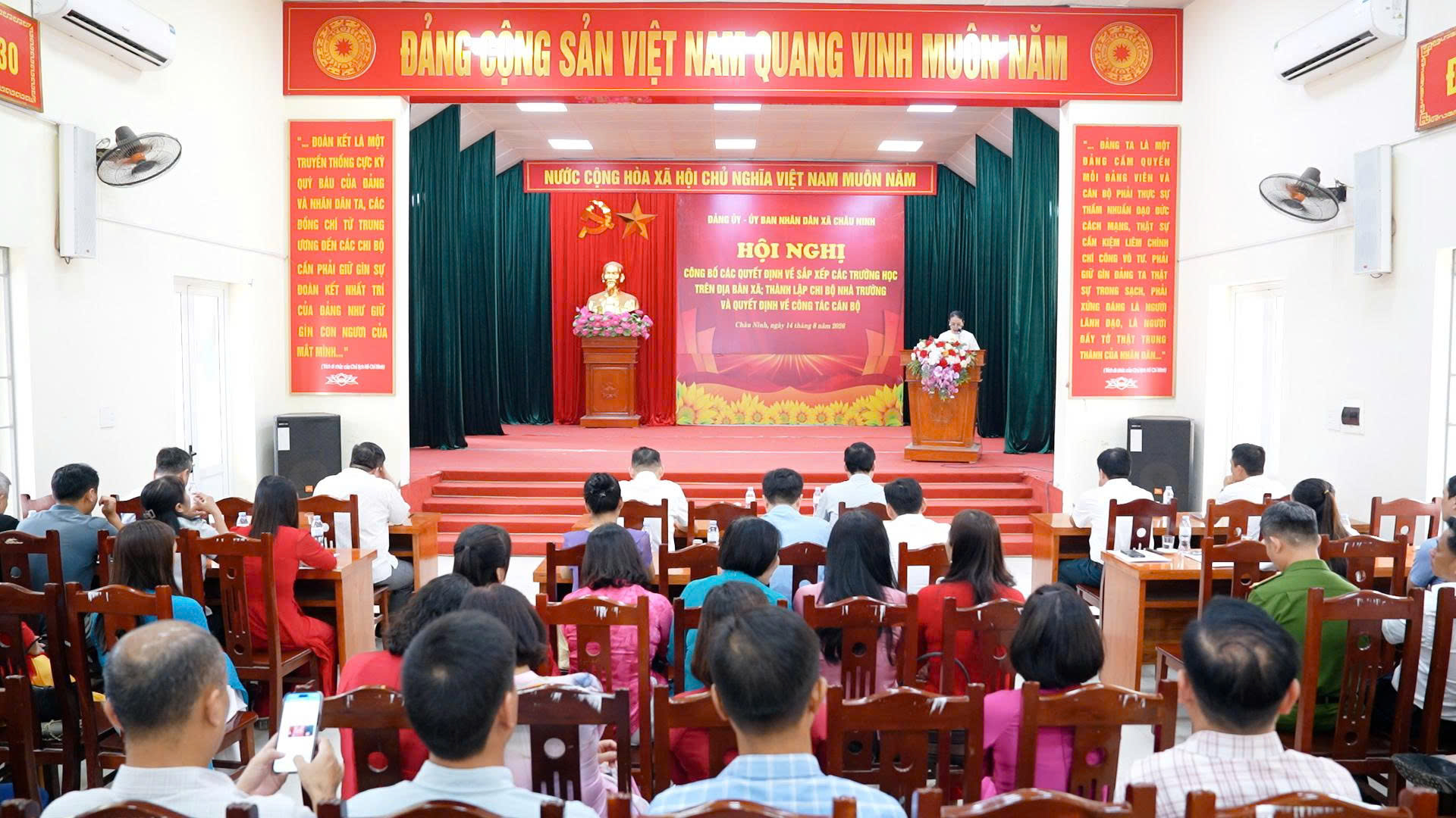 Xã Châu Ninh công bố các quyết định về tổ chức bộ máy trường học và công tác cán bộ