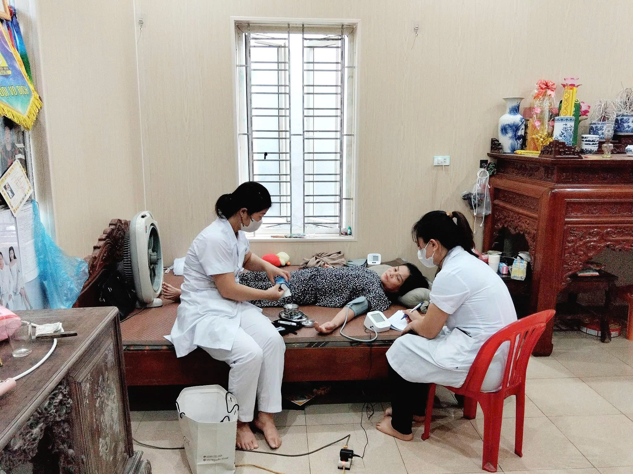 Xã Châu Ninh khám sức khỏe tại nhà cho người cao tuổi, người hạn chế khả năng đi lại